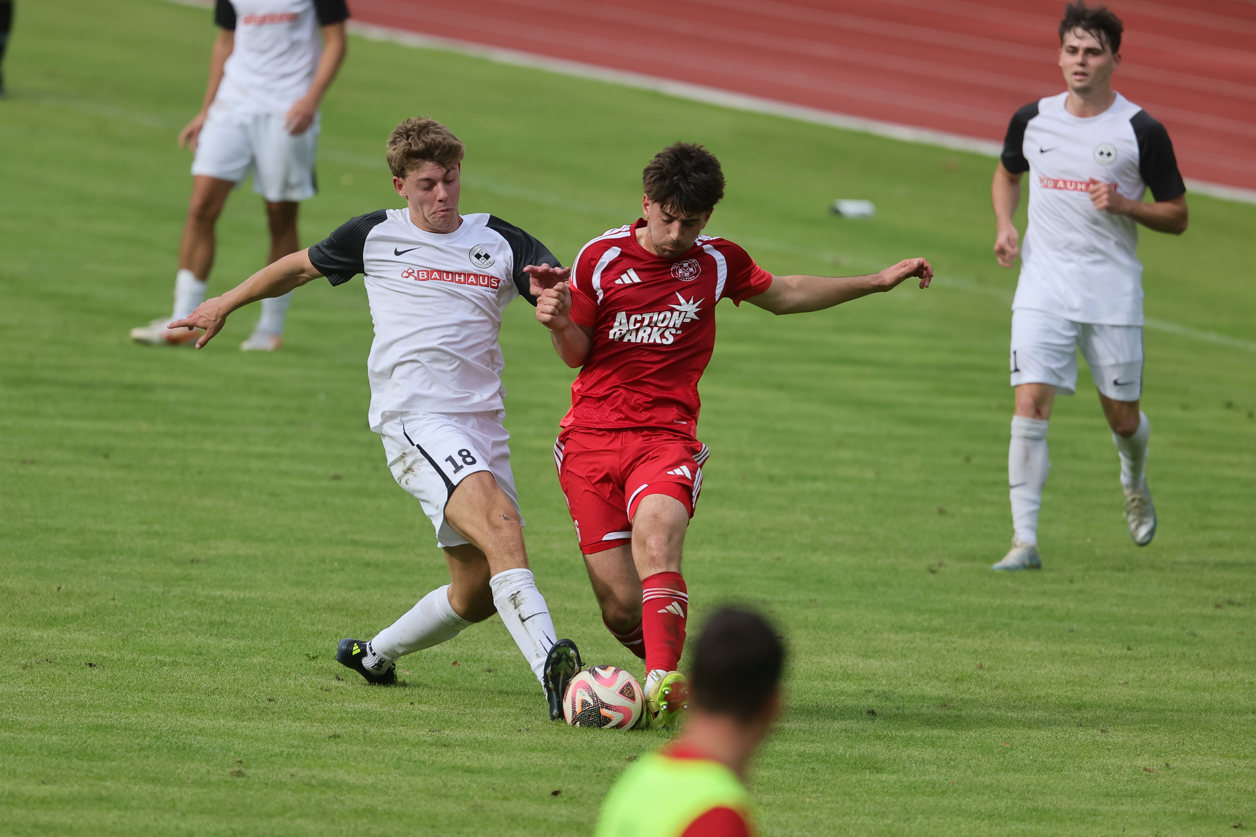 Johannes Püllen und Simon Reetz kämpfen um den Ball.