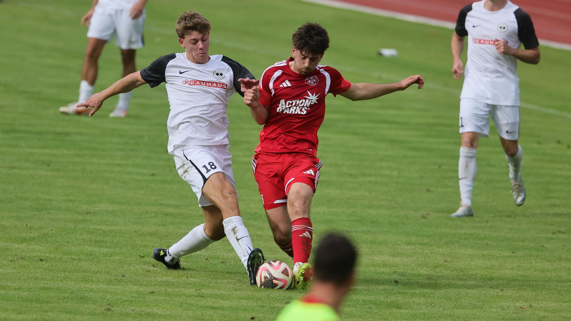 Johannes Püllen und Simon Reetz kämpfen um den Ball.