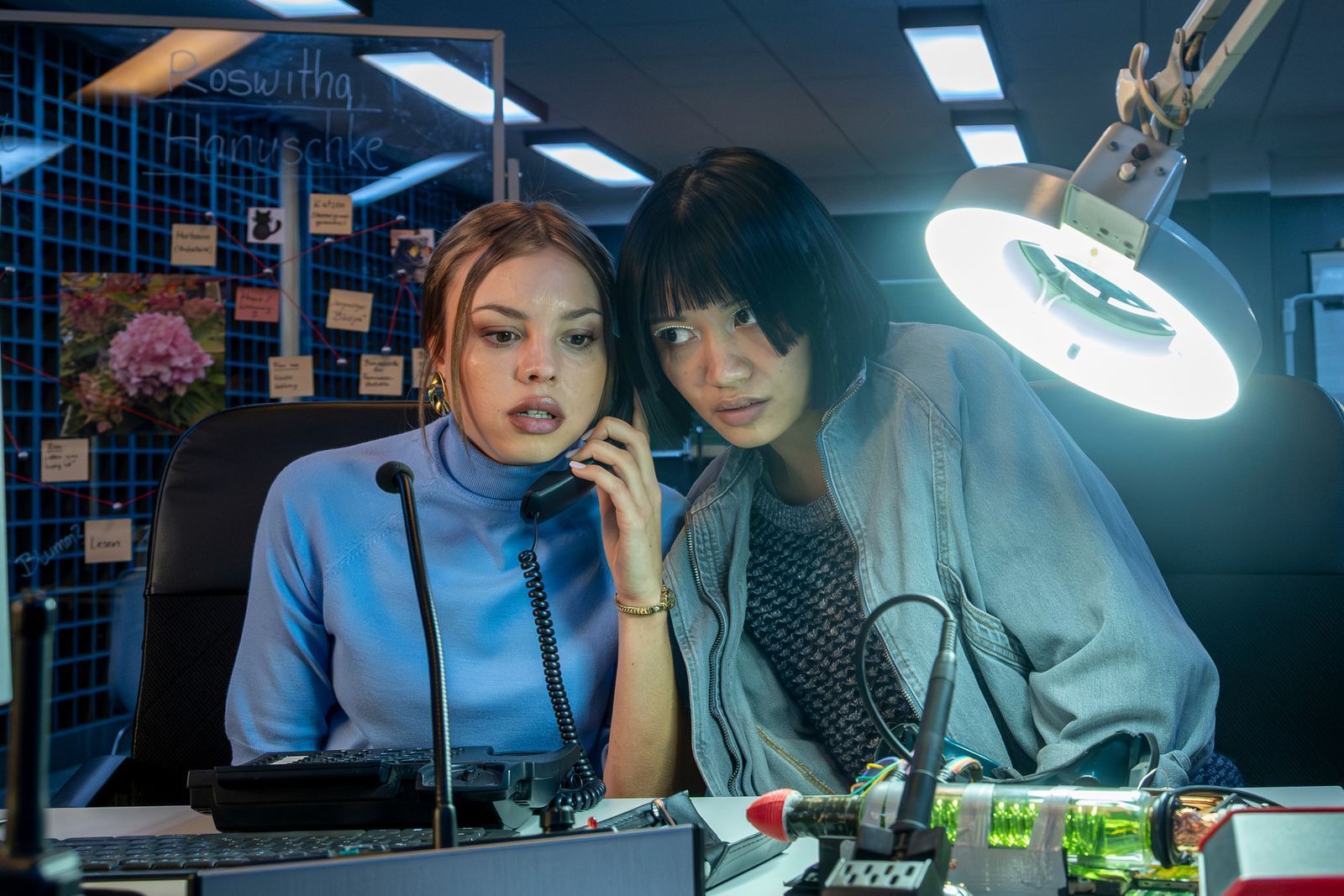 Victoria (Lea Zoë Voss, links) und Yuki (Nhung Hong) müssen eine Gruppenarbeit erledigen.  (Bild: ZDF und susanne bernhard)