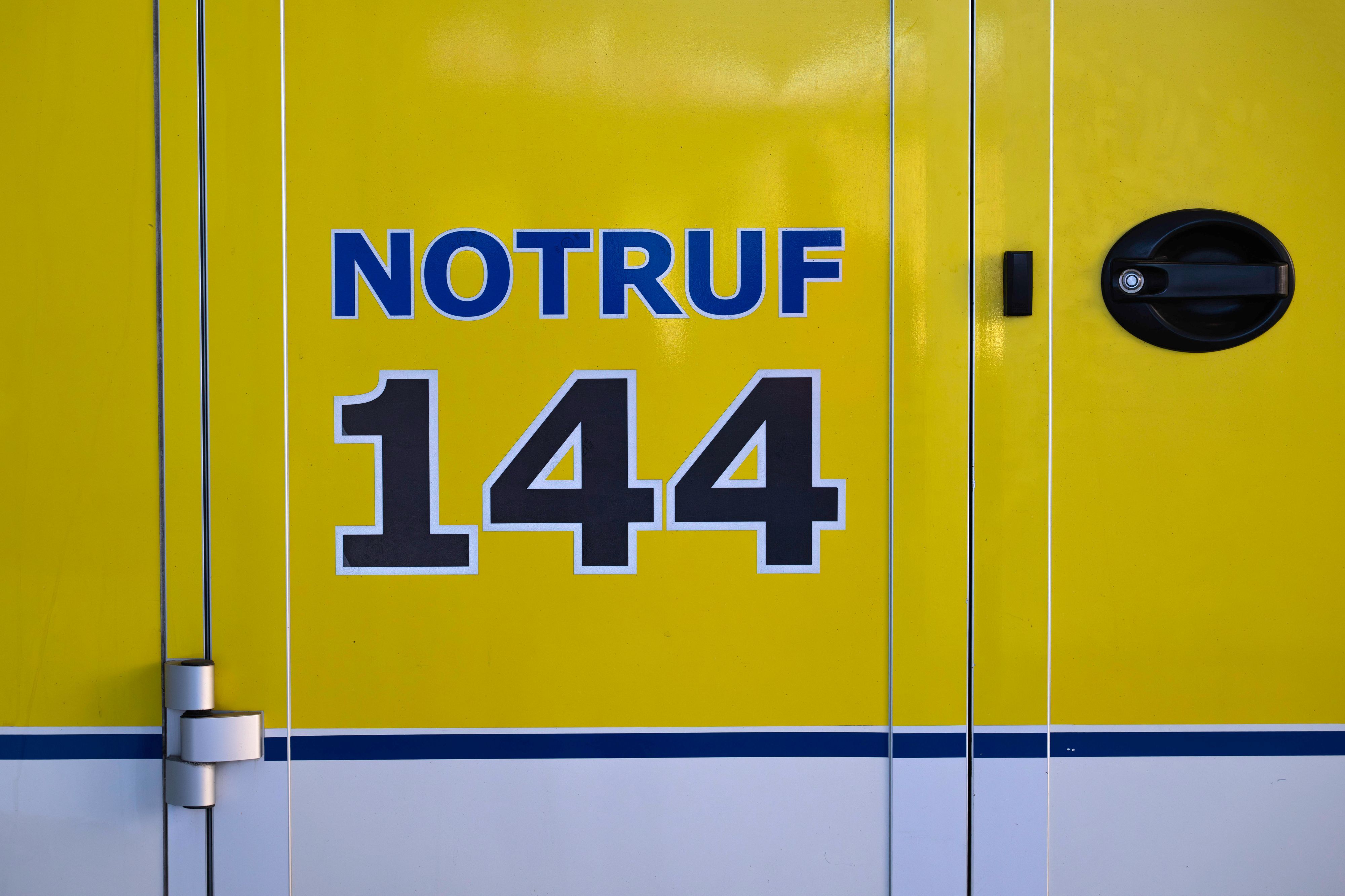 Im Norden der Schweiz ist ein Großaufgebot an Rettungskräften im Einsatz (Symbolbild).Symbolfoto Notruf 144, St. Gallen, Schweiz, 04.04.2025 *** Symbol photo emergency call 144, St Gallen, Switzerland, 04 04 2025 PUBLICATIONxNOTxINxSUI