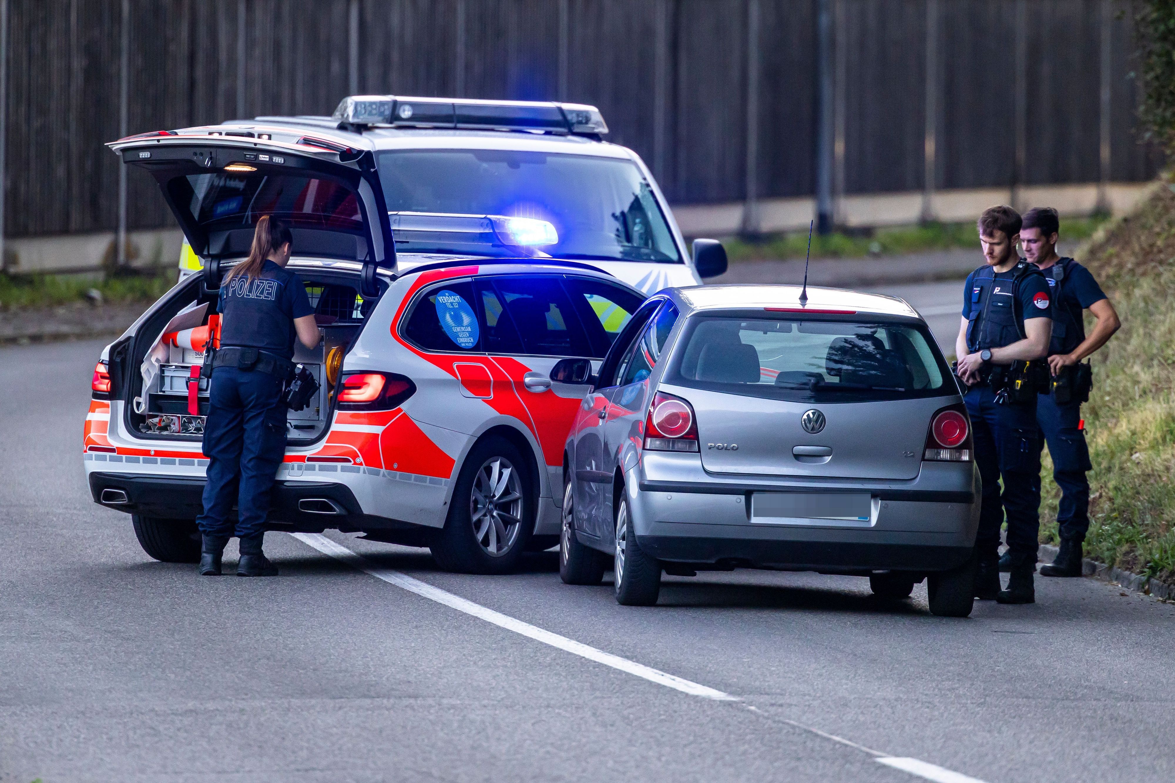 Aarau in der Schweiz: Polizeibeamte sperren eine Straße in der Nähe der Pferderennbahn ab. In der Nacht waren Schüsse gefallen.