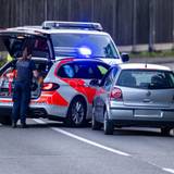Aarau in der Schweiz: Polizeibeamte sperren eine Straße in der Nähe der Pferderennbahn ab. In der Nacht waren Schüsse gefallen.