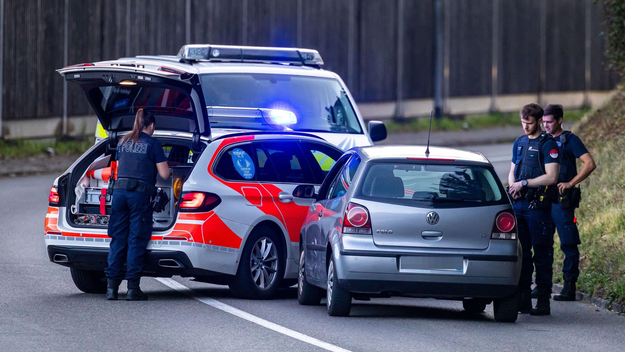 Aarau in der Schweiz: Polizeibeamte sperren eine Straße in der Nähe der Pferderennbahn ab. In der Nacht waren Schüsse gefallen.