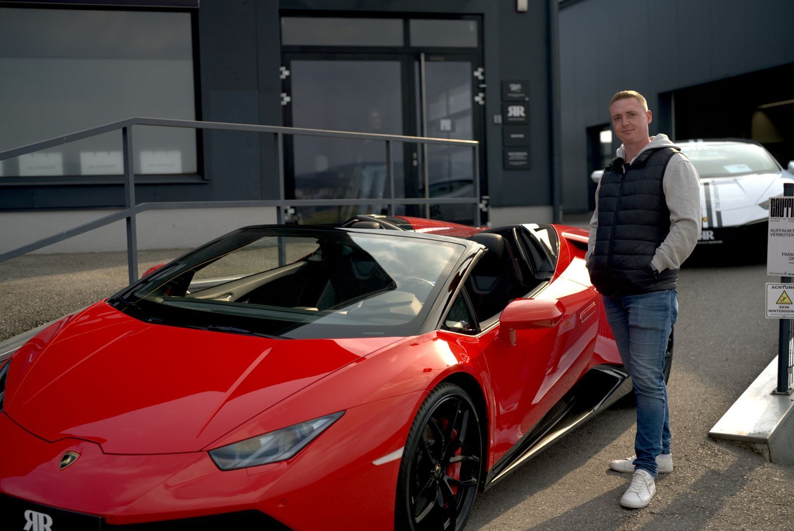 Stefan träumte von schnellen Autos und dem großen Geld. Stattdessen machte er Schulden. (Bild: ZDF / Markus Haist)