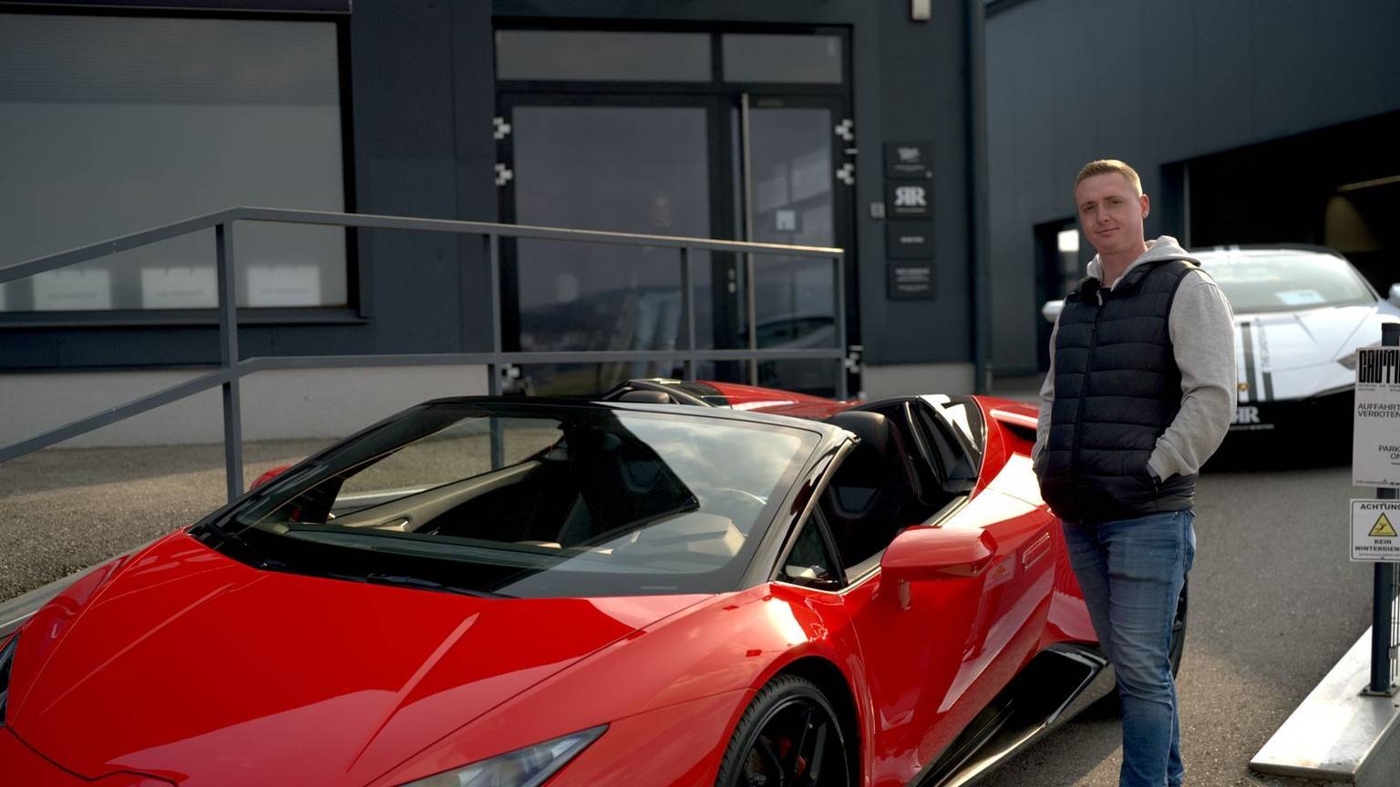 Stefan träumte von schnellen Autos und dem großen Geld. Stattdessen machte er Schulden. (Bild: ZDF / Markus Haist)