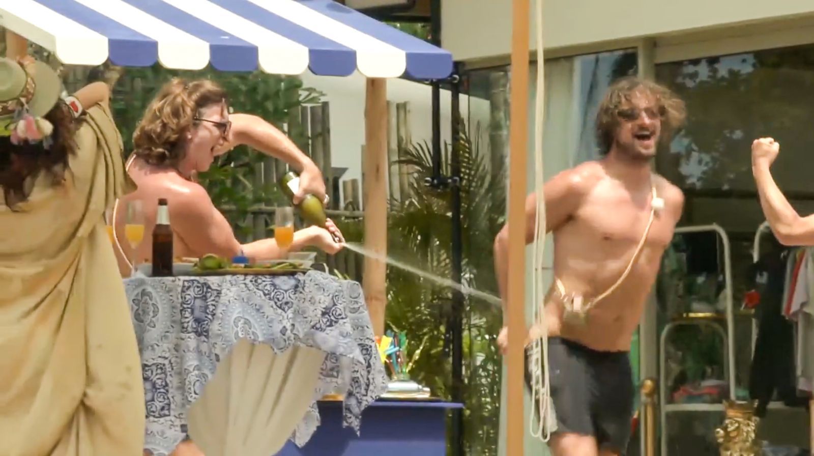 Ein bisschen Spaß in all dem Krach bringt eine Poolparty.  (Bild: Joyn)