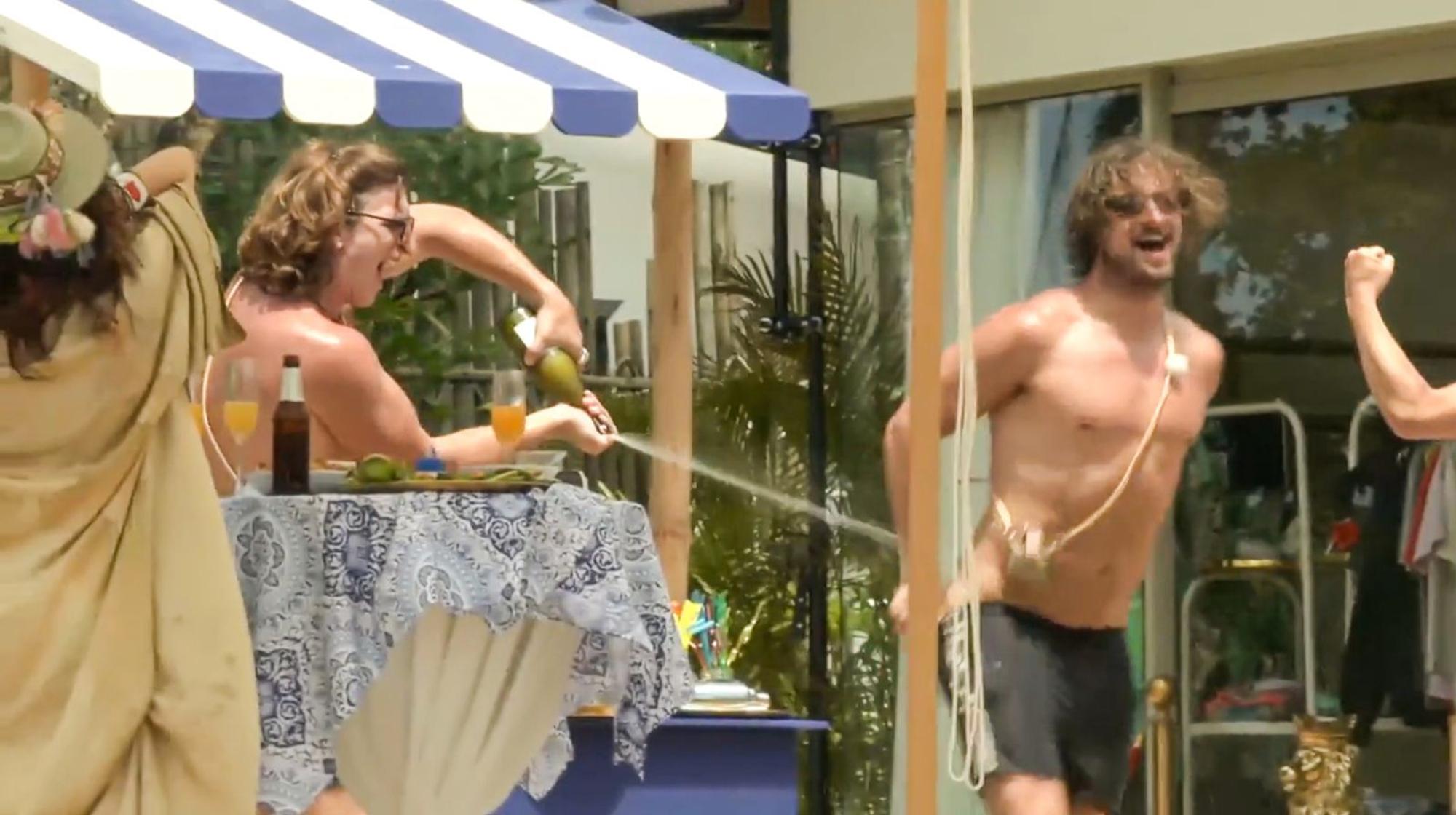Ein bisschen Spaß in all dem Krach bringt eine Poolparty. (Bild: Joyn)