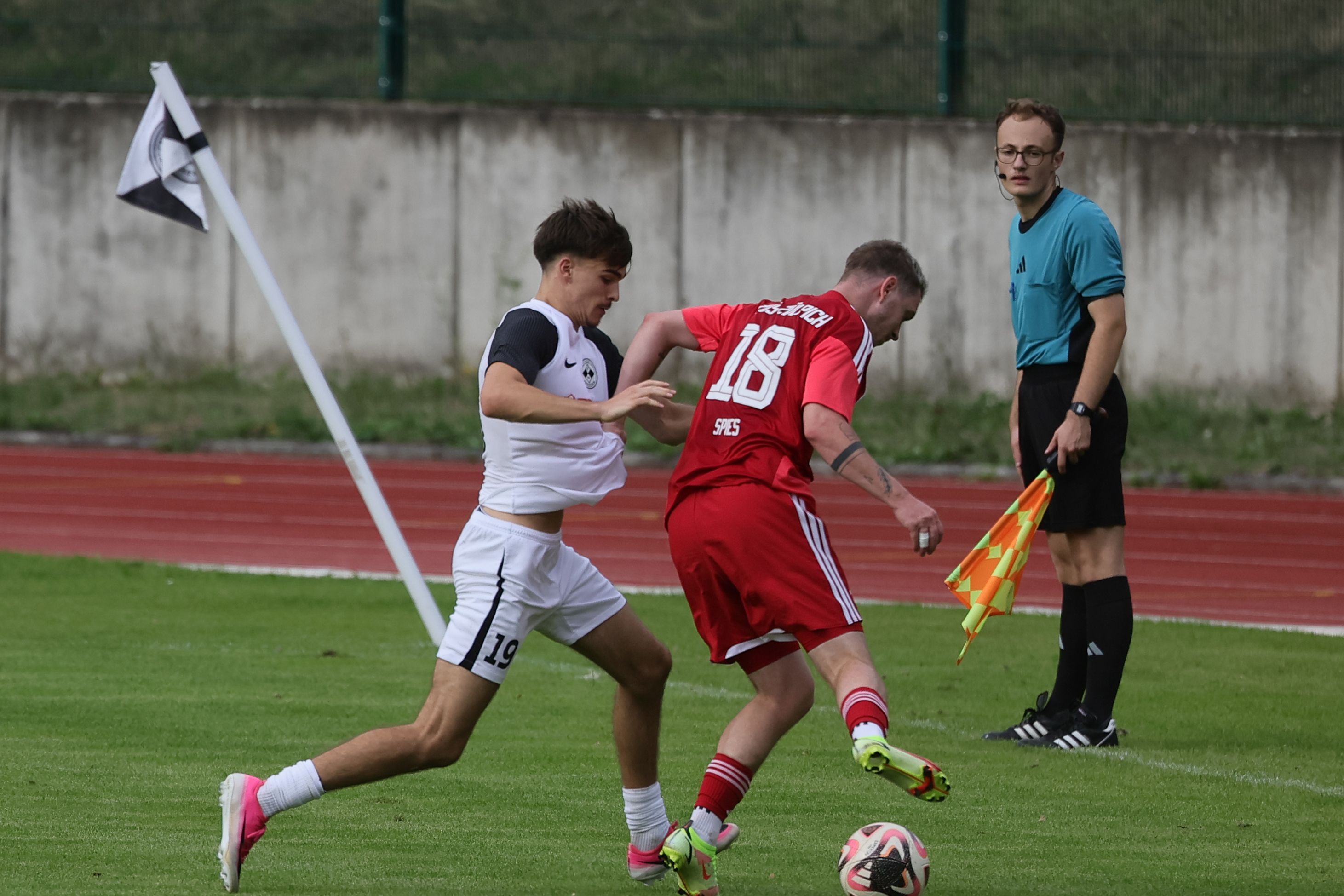 Dominik Spies behauptet den Ball gegen einen Gegenspieler.
