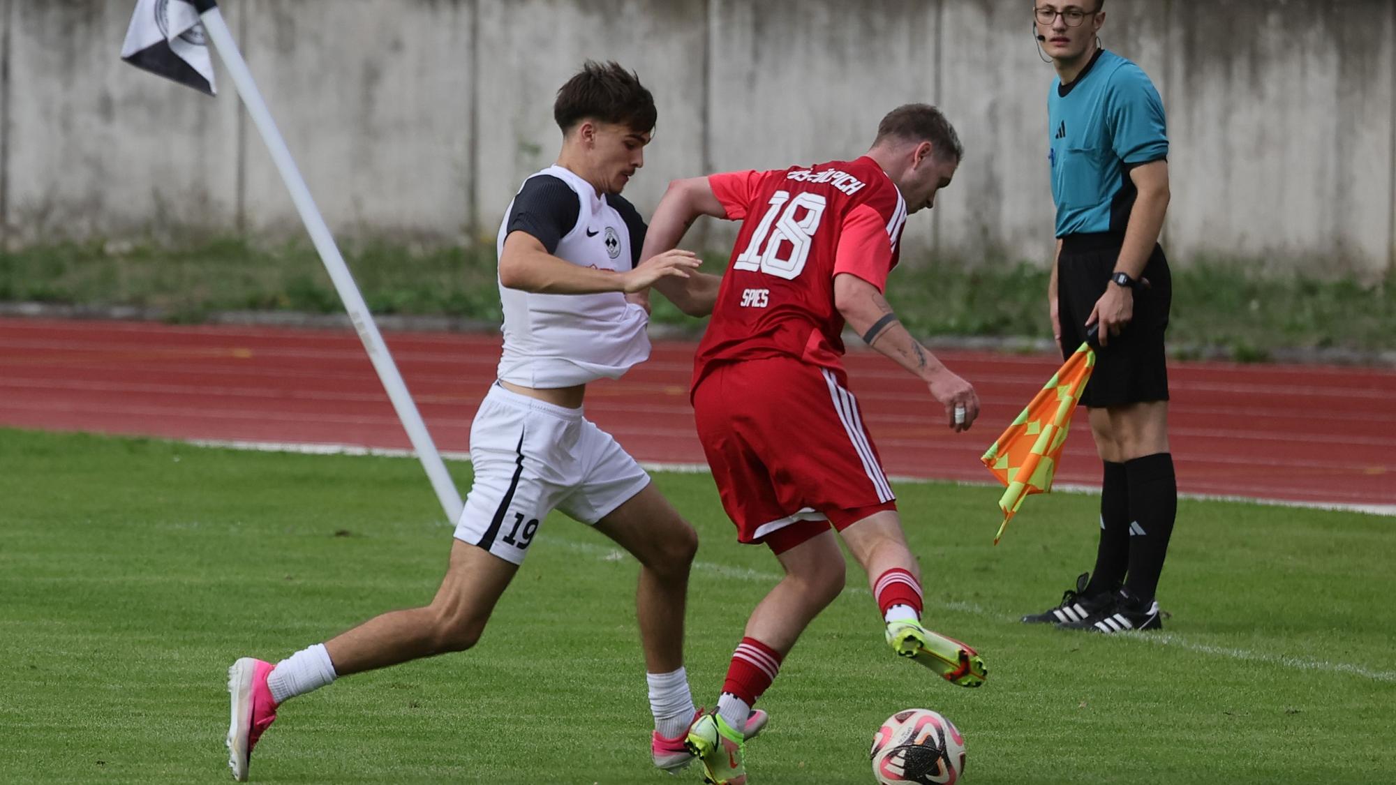Dominik Spies behauptet den Ball gegen einen Gegenspieler.