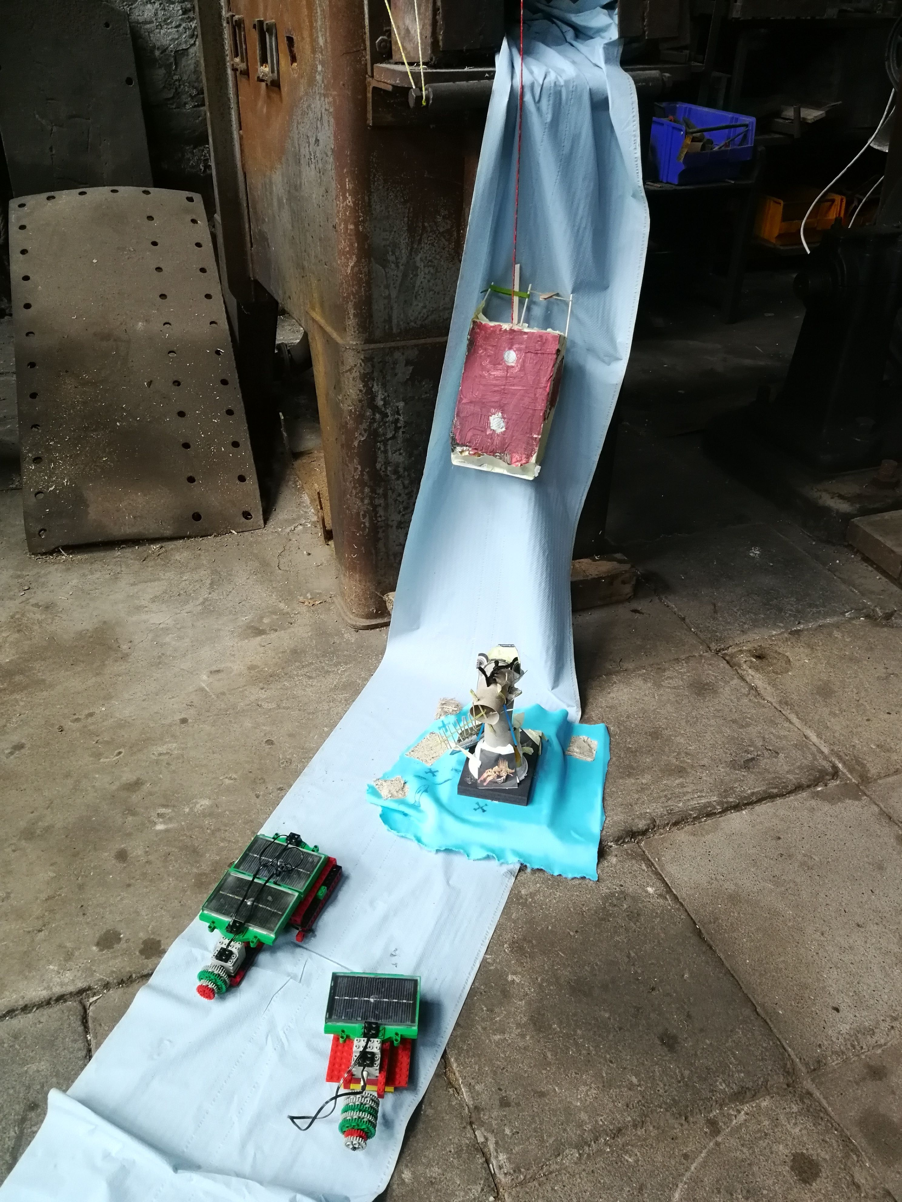 Aus Legosteinen und Solarplatten, haben die Kinder kleine Fahrzeuge gebaut.