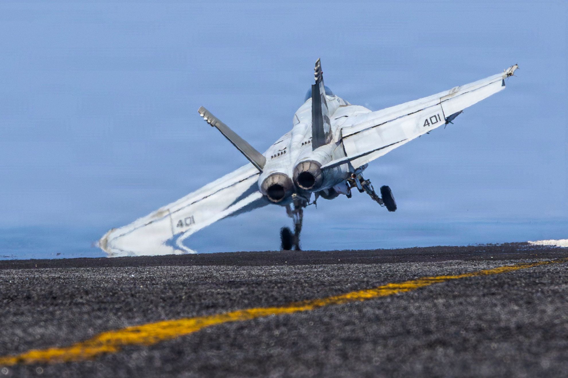 Dieses vom US Central Command zur Verfügung gestellte Bild zeigt eine F/A-18E Super Hornet, die von der USS Abraham Lincoln (CVN 72). (Symbolfoto)