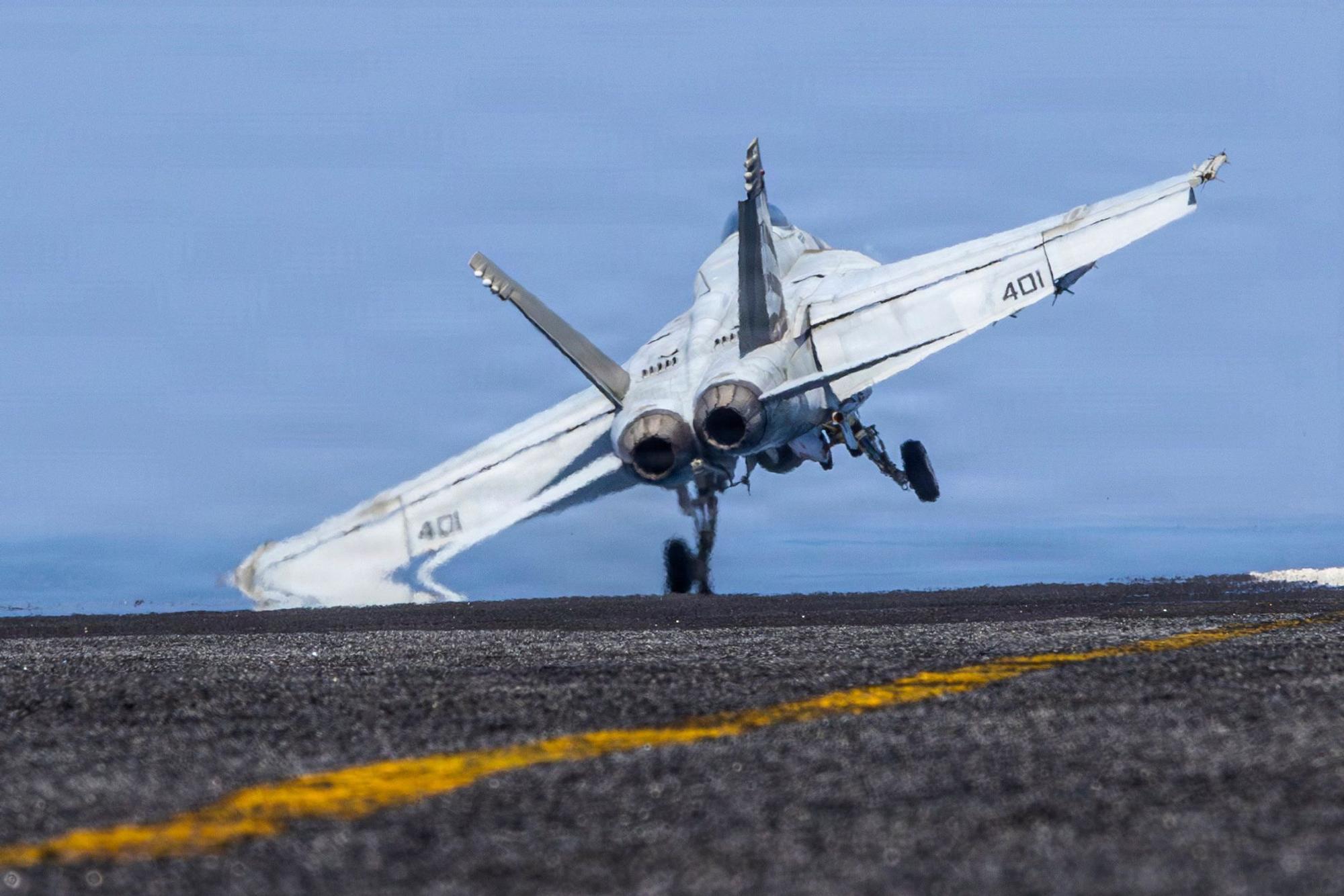 Dieses vom US Central Command zur Verfügung gestellte Bild zeigt eine F/A-18E Super Hornet, die von der USS Abraham Lincoln (CVN 72). (Symbolfoto)