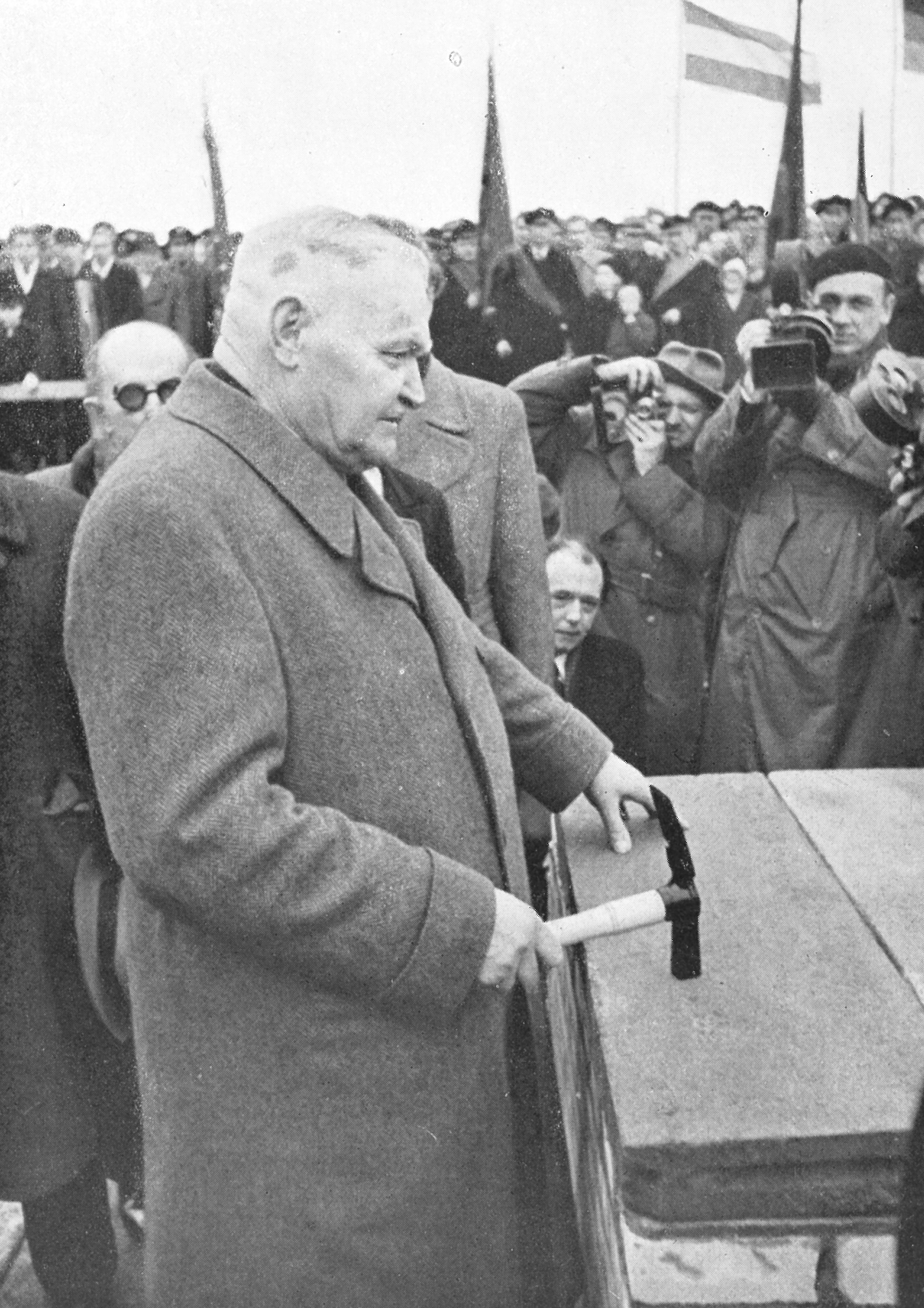 Ein Schwarz-Weiß-Bild zeigt einen Mann mit einem Hammer.