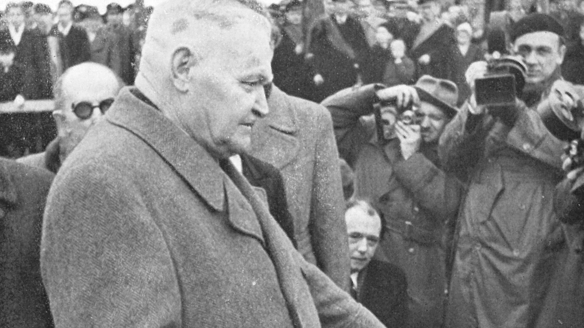Ein Schwarz-Weiß-Bild zeigt einen Mann mit einem Hammer.