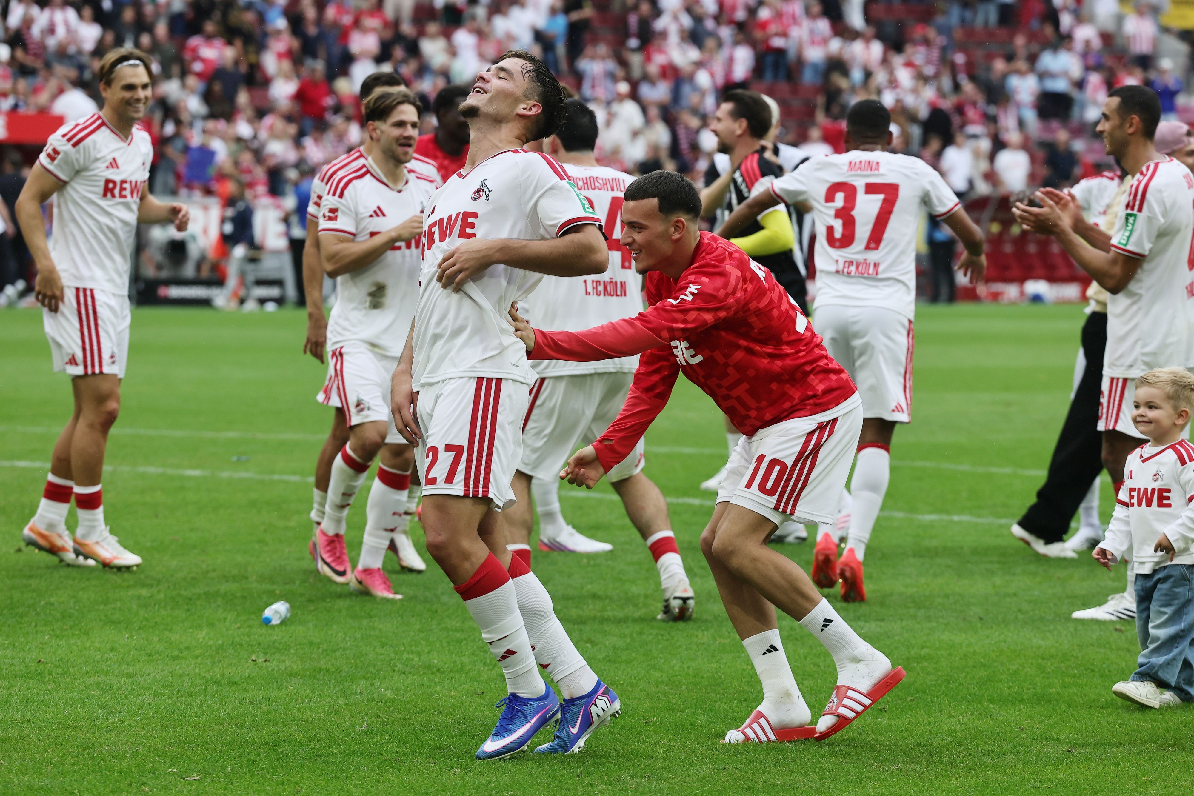 1. FC Köln vs. TSG Hoffenheim, 1. Spieltag, 29.08.2026, 15.30 Uhr, die Mannschaft feierte nach dem Sieg vor der Südtribüne (1. FC Köln), Said El Mala schiebt Thijs Dallinga Richtung Südtribüne, Bild: Herbert Bucco