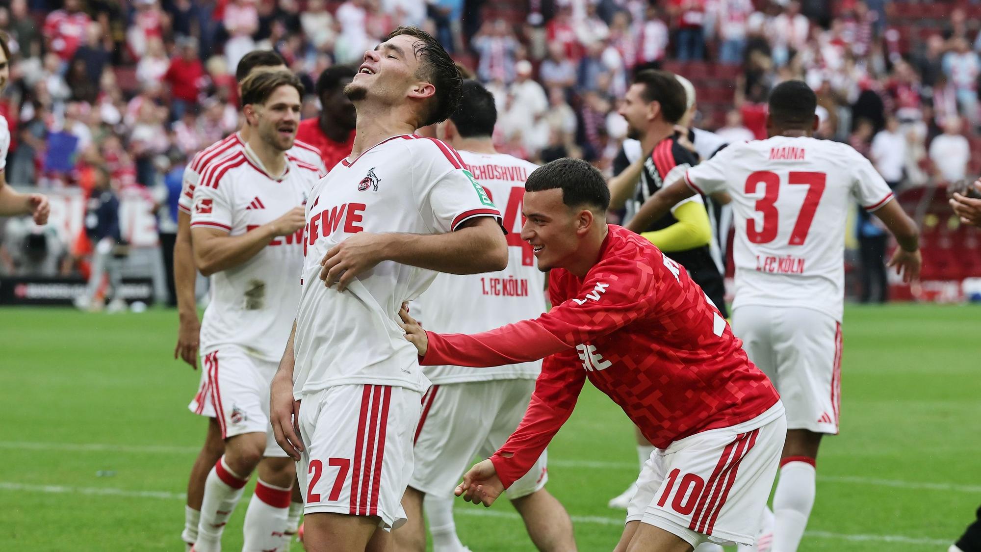 1. FC Köln vs. TSG Hoffenheim, 1. Spieltag, 29.08.2026, 15.30 Uhr, die Mannschaft feierte nach dem Sieg vor der Südtribüne (1. FC Köln), Said El Mala schiebt Thijs Dallinga Richtung Südtribüne, Bild: Herbert Bucco
