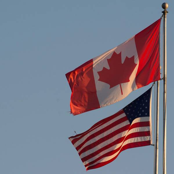 ARCHIV - 20.03.2020, Kanada, Surrey: Die kanadische (oben) und die US-amerikanische Flagge sind auf dem Friedensbogen an der kanadisch-US-amerikanischen Grenze in Britisch-Kolumbien zu sehen.