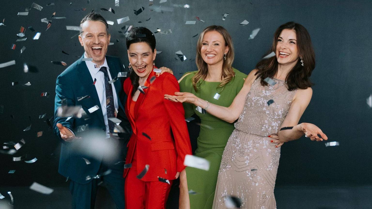 „Alles was zählt“ feiert 20-Jahre-Jubiläum. Mit dabei sind die aktuellen Hauptdarstellerinnen und Hauptdarsteller, von links: Marc Dumitru, Tatjana Clasing, Ania Niedieck und Bianca Hein. (Bild: RTL / Julia Feldhagen)