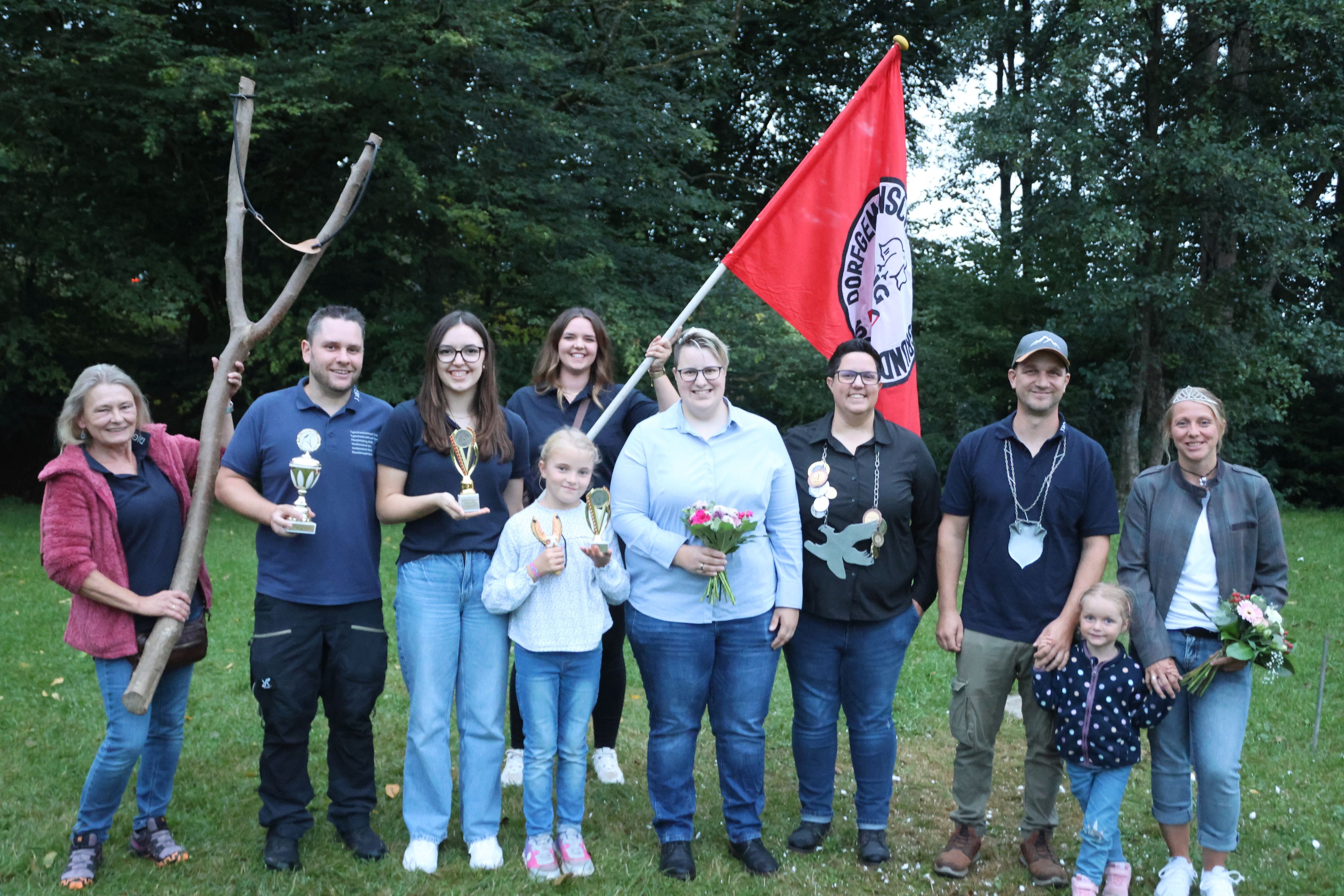Gruppenfoto der neuen Majestäten um Fletschenkönigin Jana Koxholt.