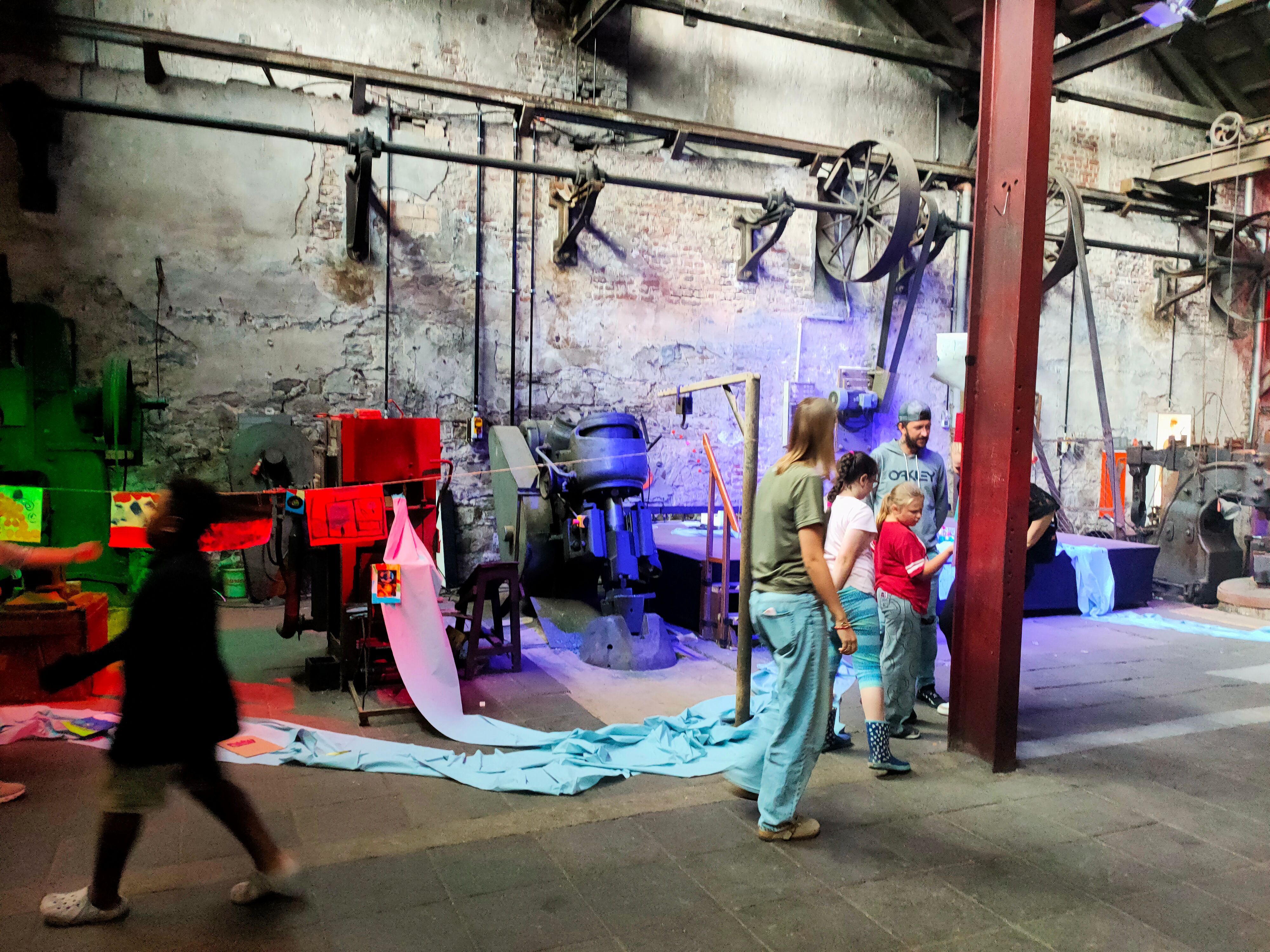 Beim Ferienprojekt „Sommer im Museum³ – Wasser verbindet“ erkundeten 15 Kinder drei Leverkusener Museen und beschäftigten sich mit Wasser, Energie und Kunst.