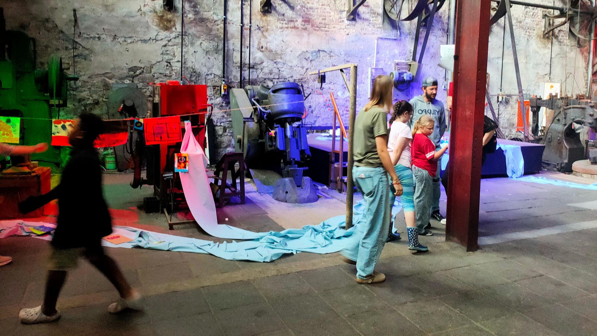 Beim Ferienprojekt „Sommer im Museum³ – Wasser verbindet“ erkundeten 15 Kinder drei Leverkusener Museen und beschäftigten sich mit Wasser, Energie und Kunst.