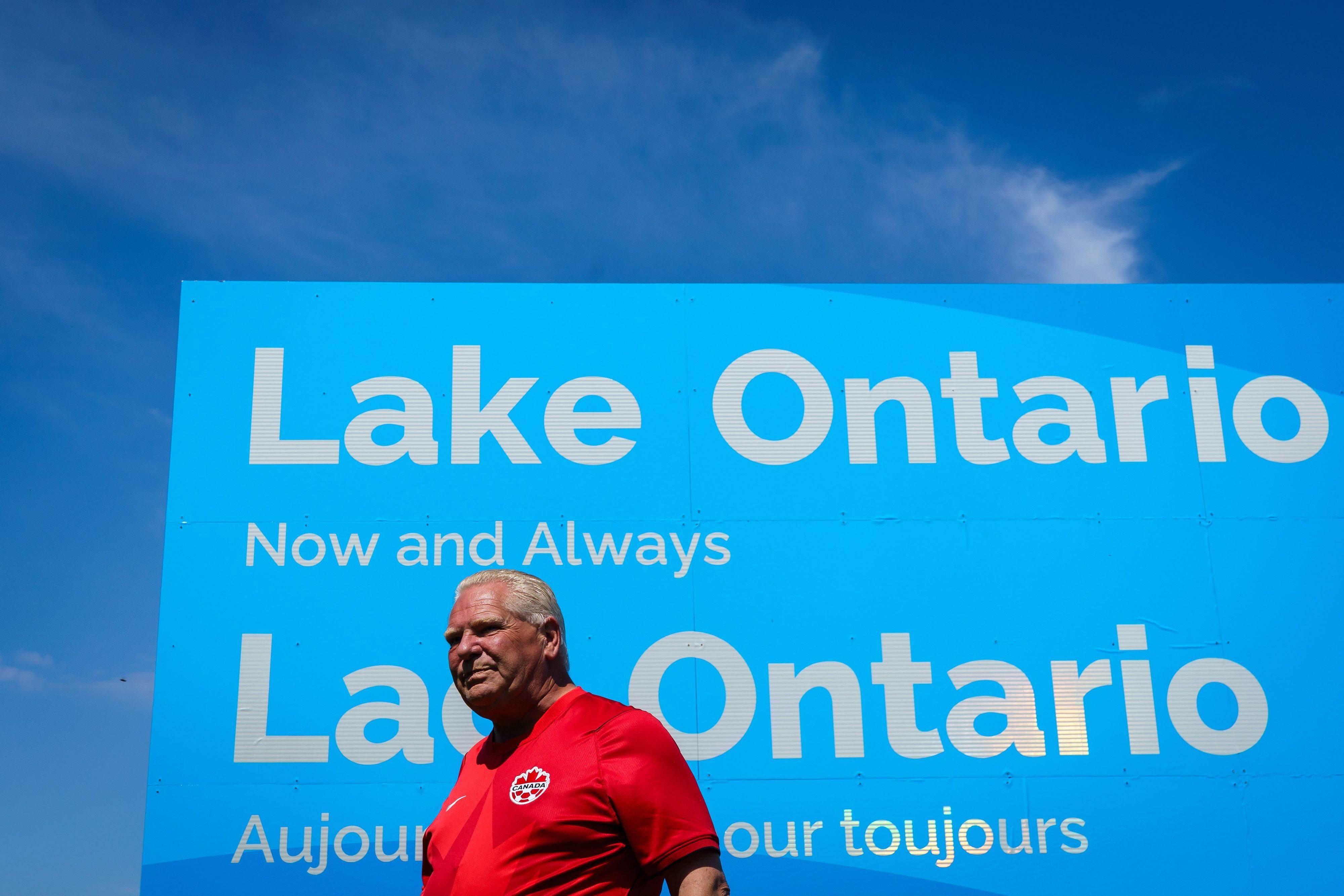 Doug Ford, Regierungschef der  kanadischen Provinz Ontario, enthüllt im Fifty Point Conservation Area ein Schild für den Ontariosee.