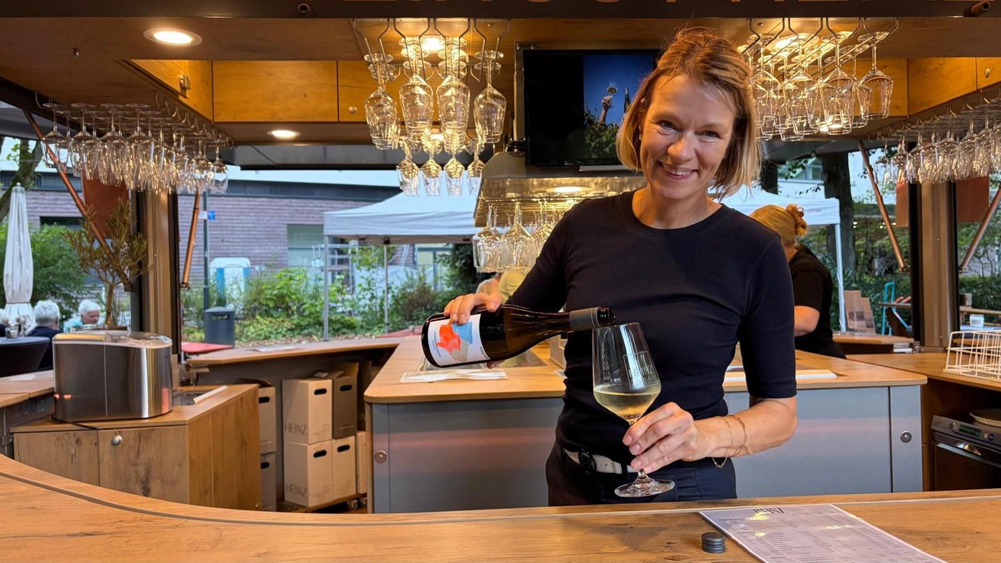 Melanie Heinz vom Weingut Heinz bringt neben klassischen Weinen auch alkoholfreie Varianten mit nach Leichlingen.