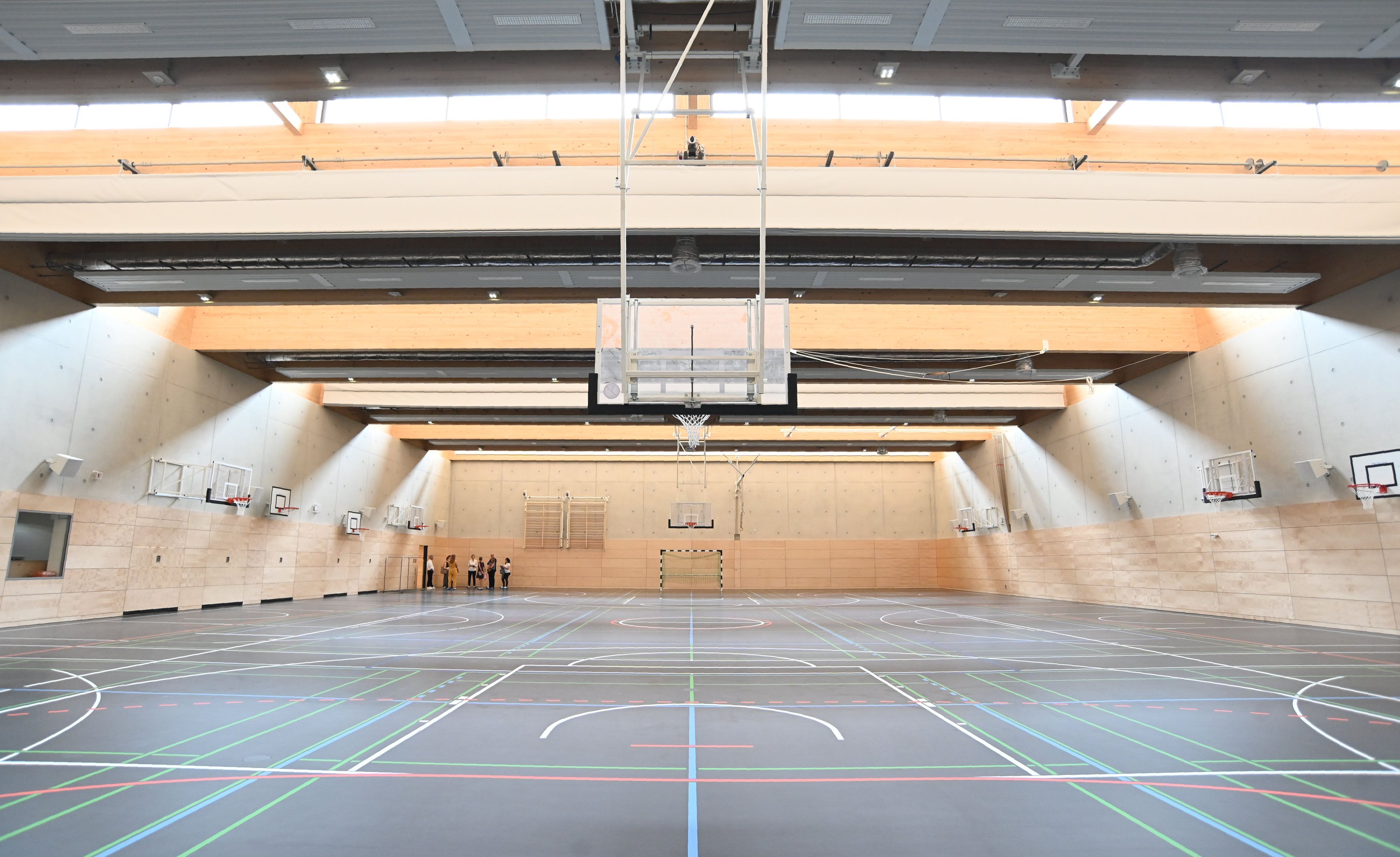 Die Sporthalle im neuen Holzhybridbau der Gesamtschule Ossendorf.