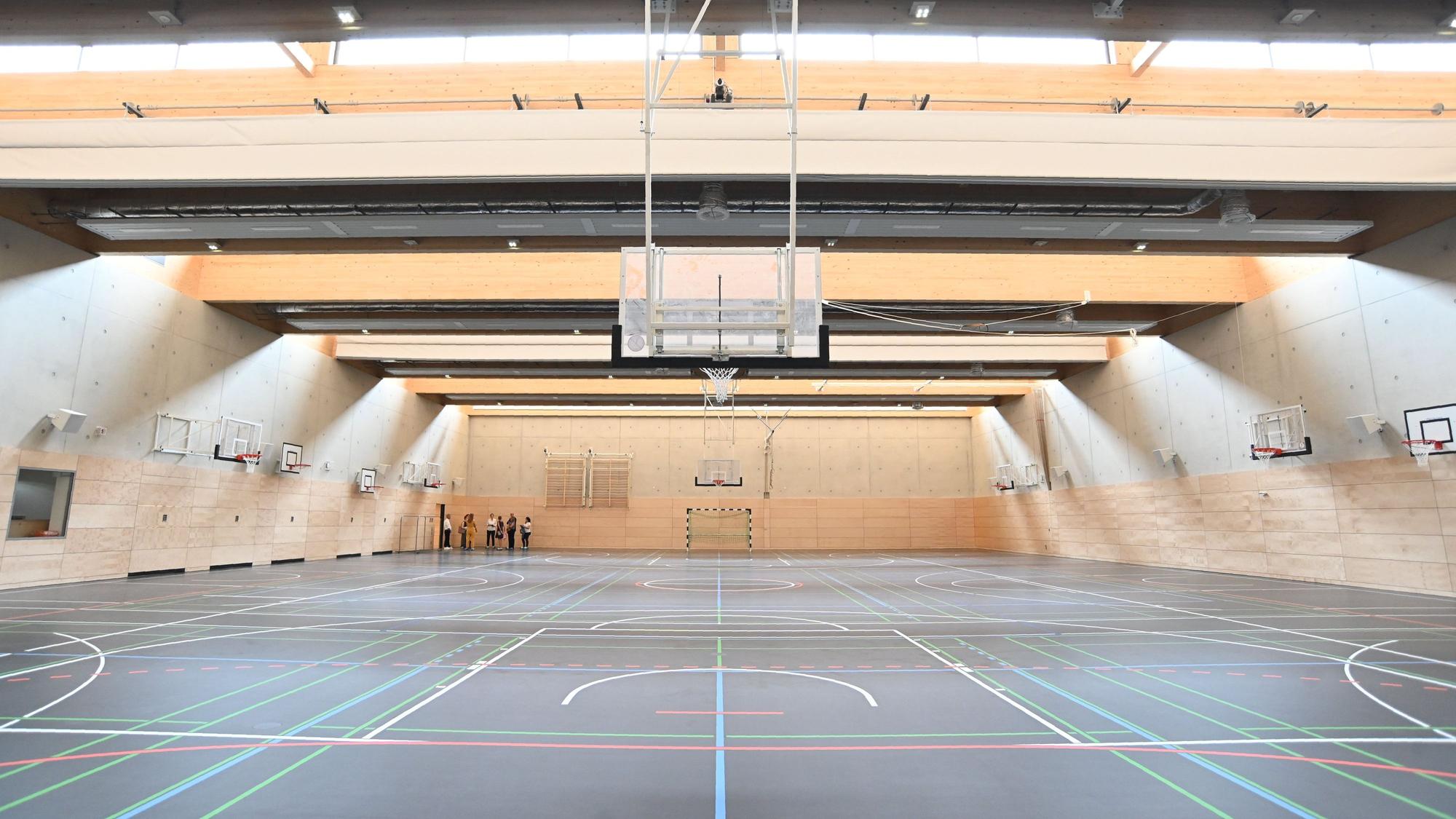 Die Sporthalle im neuen Holzhybridbau der Gesamtschule Ossendorf.