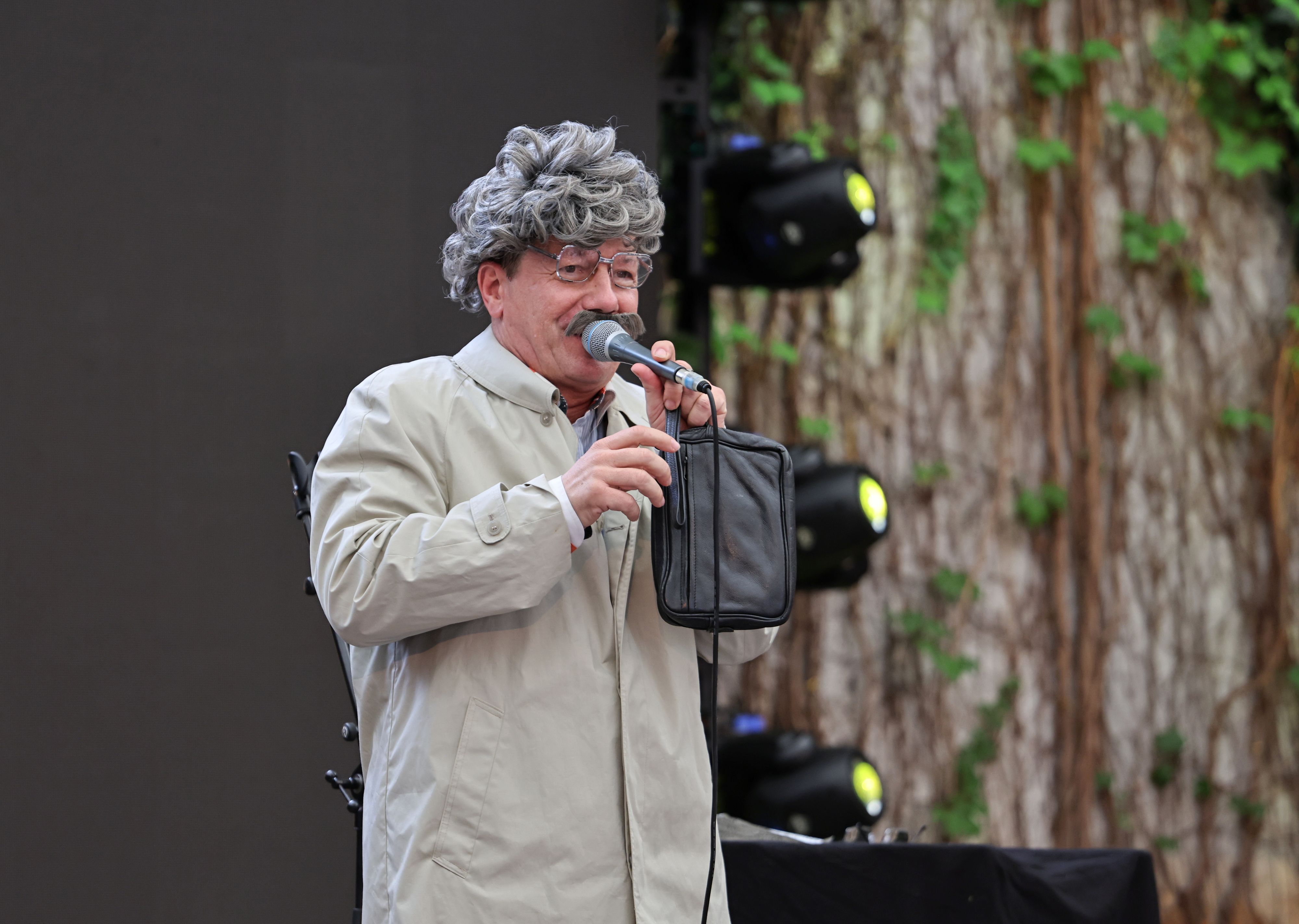 Parodist Jörg Hammerschmidt als Horst Schlämmer auf der Bühne.