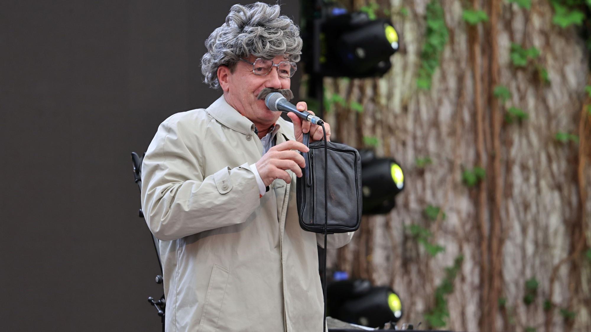 Parodist Jörg Hammerschmidt als Horst Schlämmer auf der Bühne.