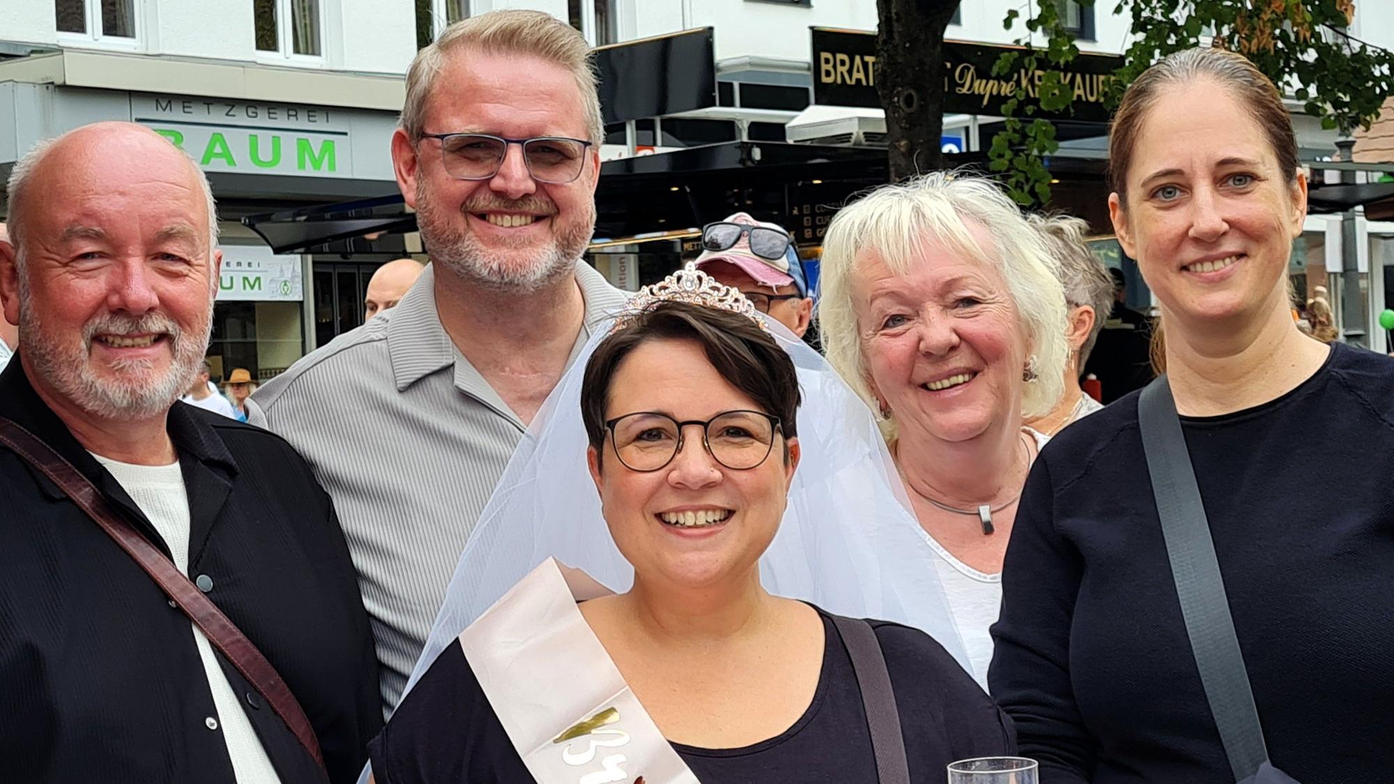 Stadtfest Siegburg 2026
Andrea Wieler (Mitte) feierte ihre Junggesellinnen-Abschied auf dem Stadtfest