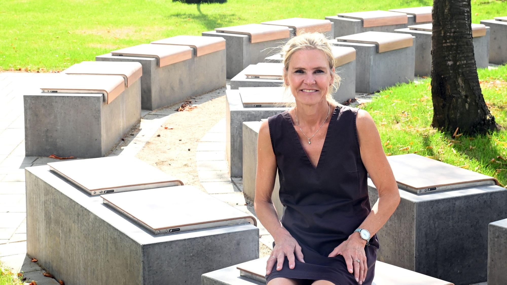 „Wir kriegen das Strahlen nicht mehr aus dem Gesicht“, sagt Schulleiterin Birgit Specht angesichts des neuen Holzhybridbaus der Gesamtschule Ossendorf.