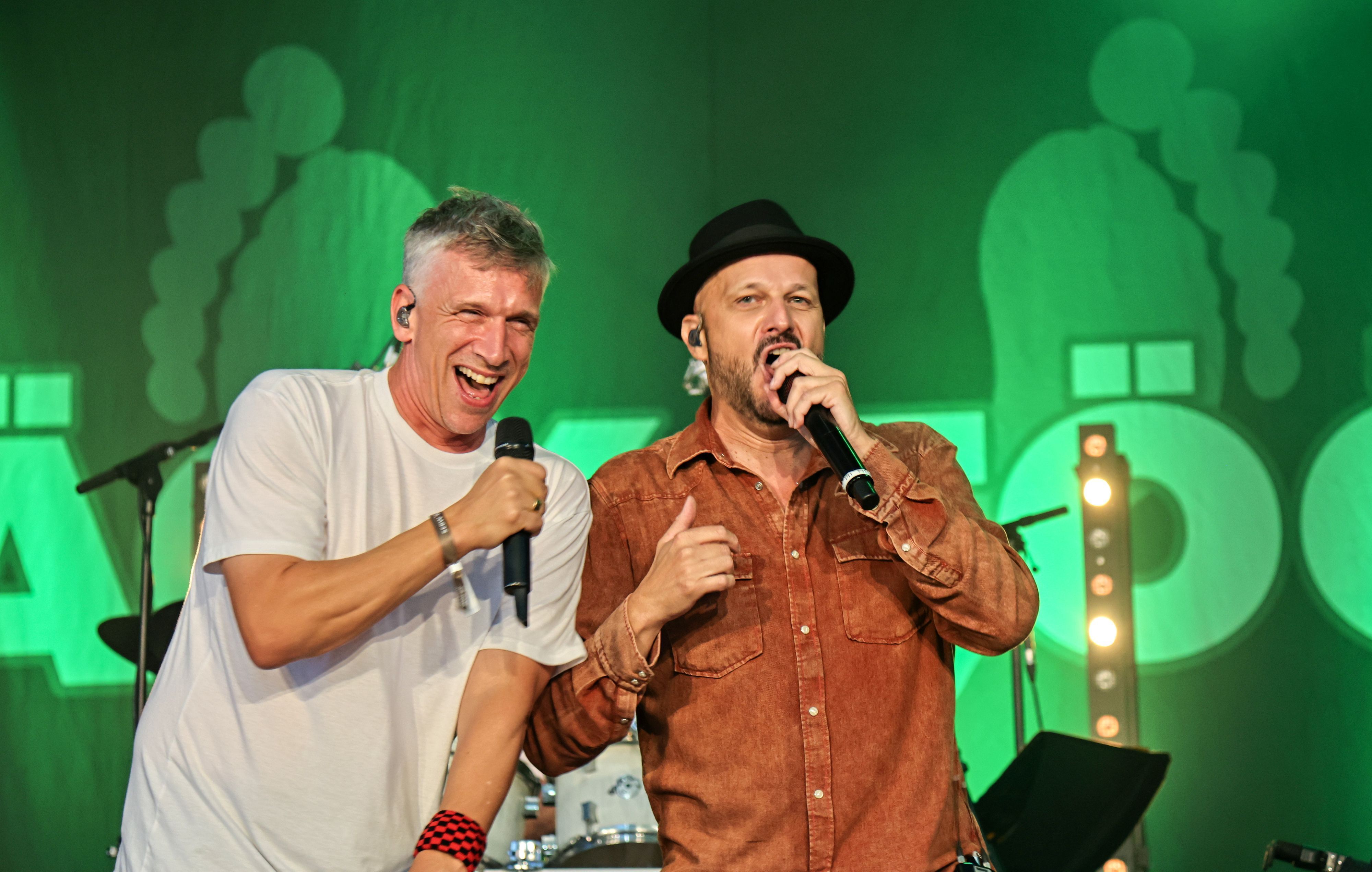 Basti Campmann und Pit Hupperten zusammen auf der Bühne.
