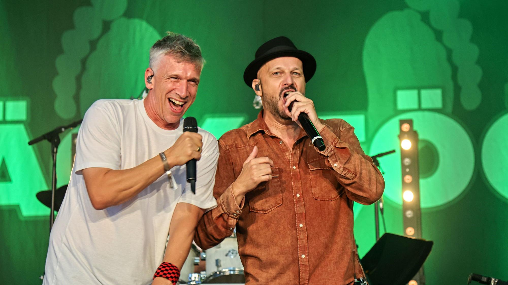 Basti Campmann und Pit Hupperten zusammen auf der Bühne.