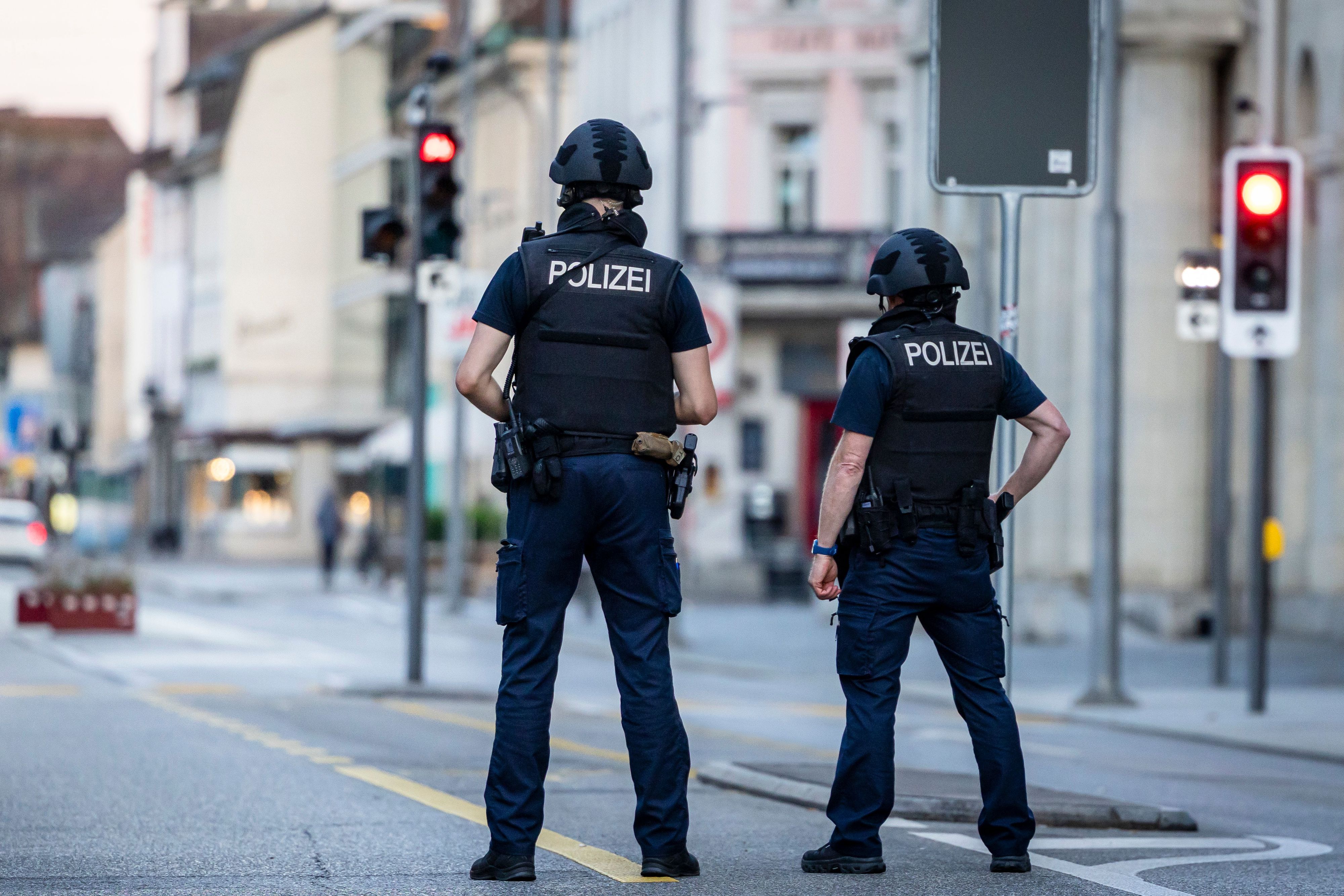 30.08.2026, Schweiz, Aarau: Polizisten patrouillieren auf einer Straße in der Innenstadt von Aarau. Bei einer Veranstaltung im schweizerischen Schachen sind in der Nacht Schüsse gefallen. Foto: Michael Buholzer/KEYSTONE/dpa +++ dpa-Bildfunk +++