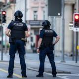 30.08.2026, Schweiz, Aarau: Polizisten patrouillieren auf einer Straße in der Innenstadt von Aarau. Bei einer Veranstaltung im schweizerischen Schachen sind in der Nacht Schüsse gefallen. Foto: Michael Buholzer/KEYSTONE/dpa +++ dpa-Bildfunk +++