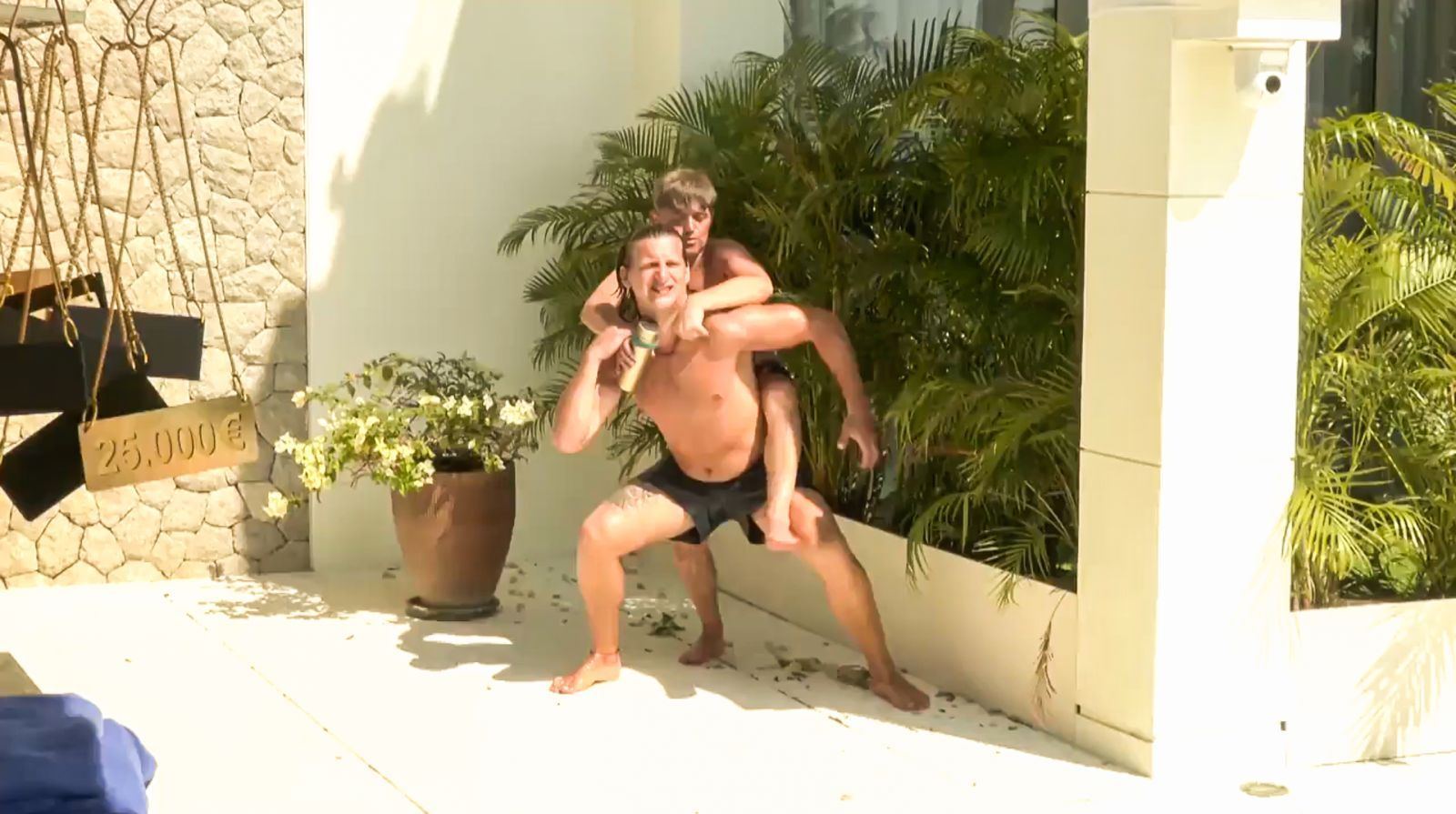 Trotz zwischenzeitlicher Streiterei: Paddy (hinten) und Erik halten zusammen.  (Bild: Joyn)
