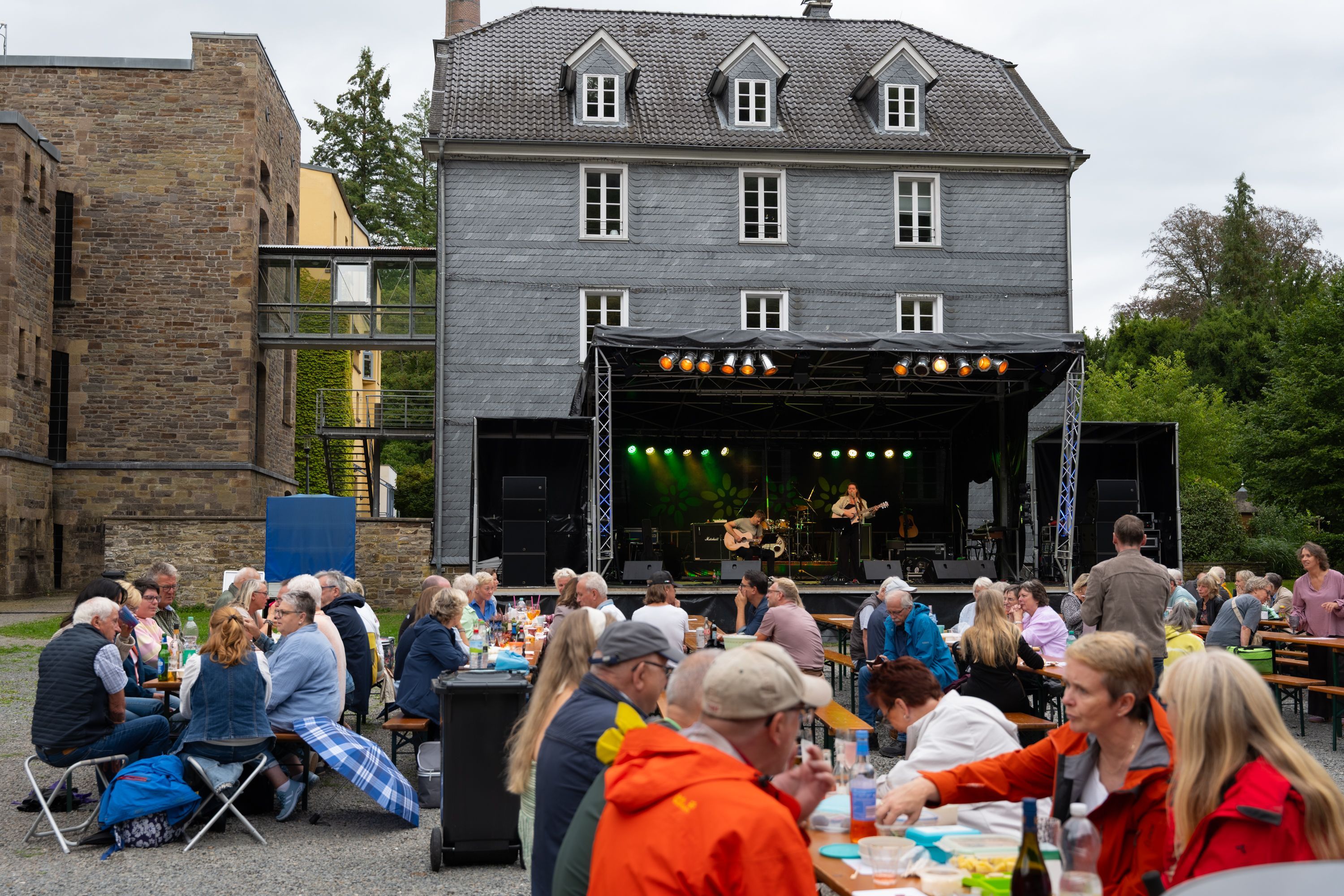 Geselligkeit ist immer Trumpf bei der Parkzeit in Engelskirchen – das launische Wetter auf dem Platz hinter dem Rathaus dagegen Nebensache.
