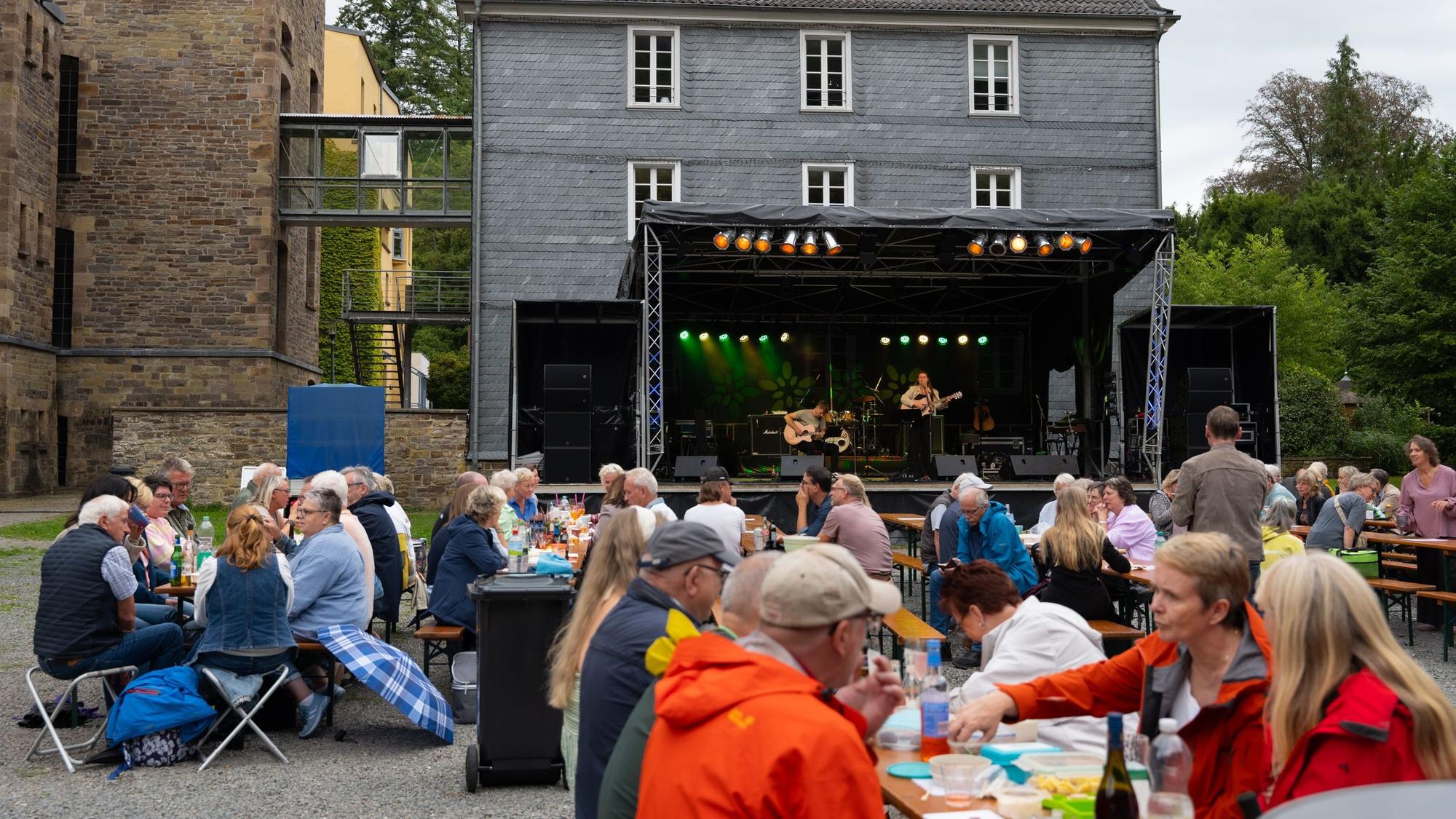Geselligkeit ist immer Trumpf bei der Parkzeit in Engelskirchen – das launische Wetter auf dem Platz hinter dem Rathaus dagegen Nebensache.