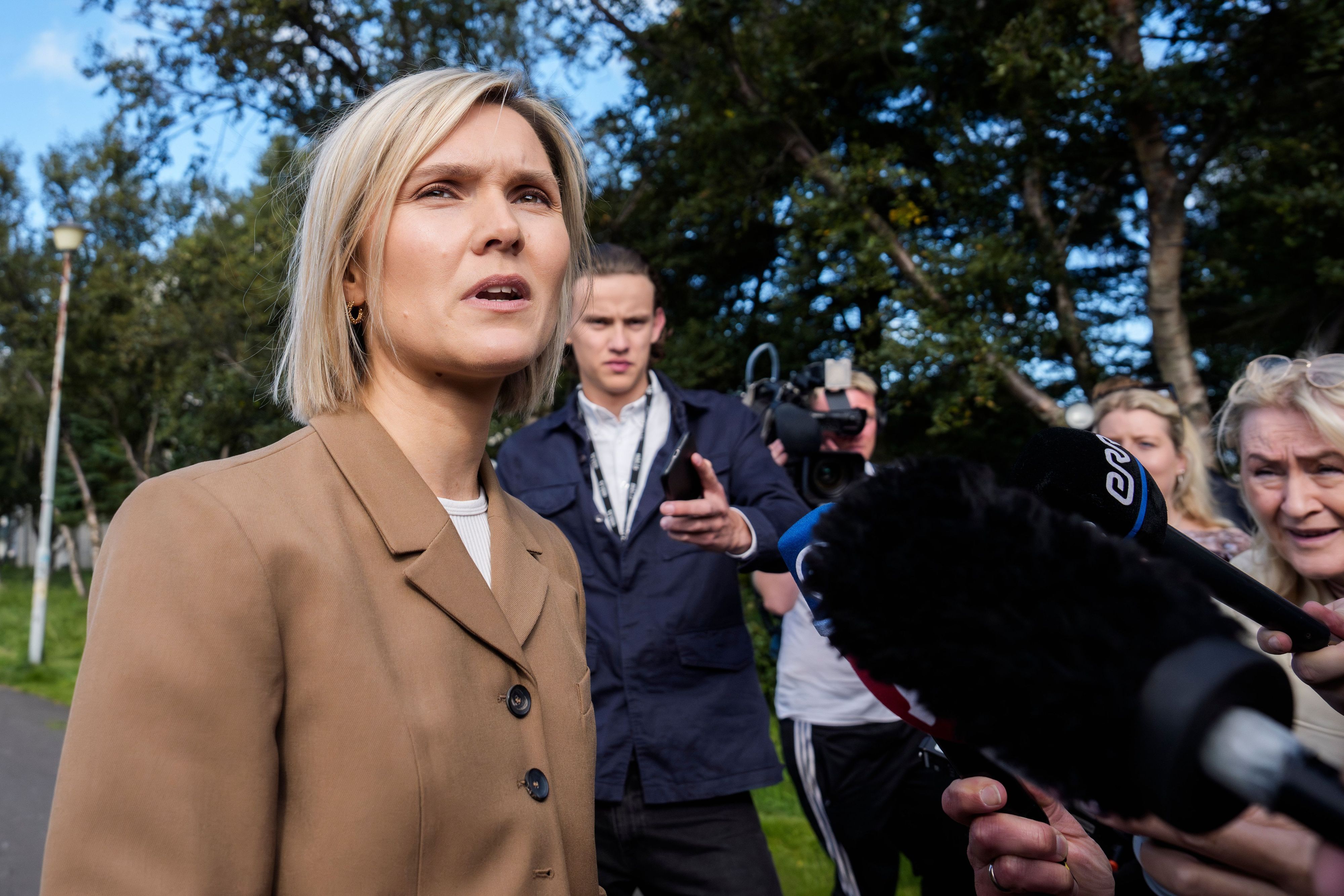 29.08.2026, Island, Reykjavík: Die isländische Ministerpräsidentin Kristrún Frostadóttir (l) spricht mit Reportern, nachdem sie ihr Stimmrecht im Wahllokal Álftamýrarskóli ausgeübt hat. Foto: Marco Di Marco/AP/dpa +++ dpa-Bildfunk +++