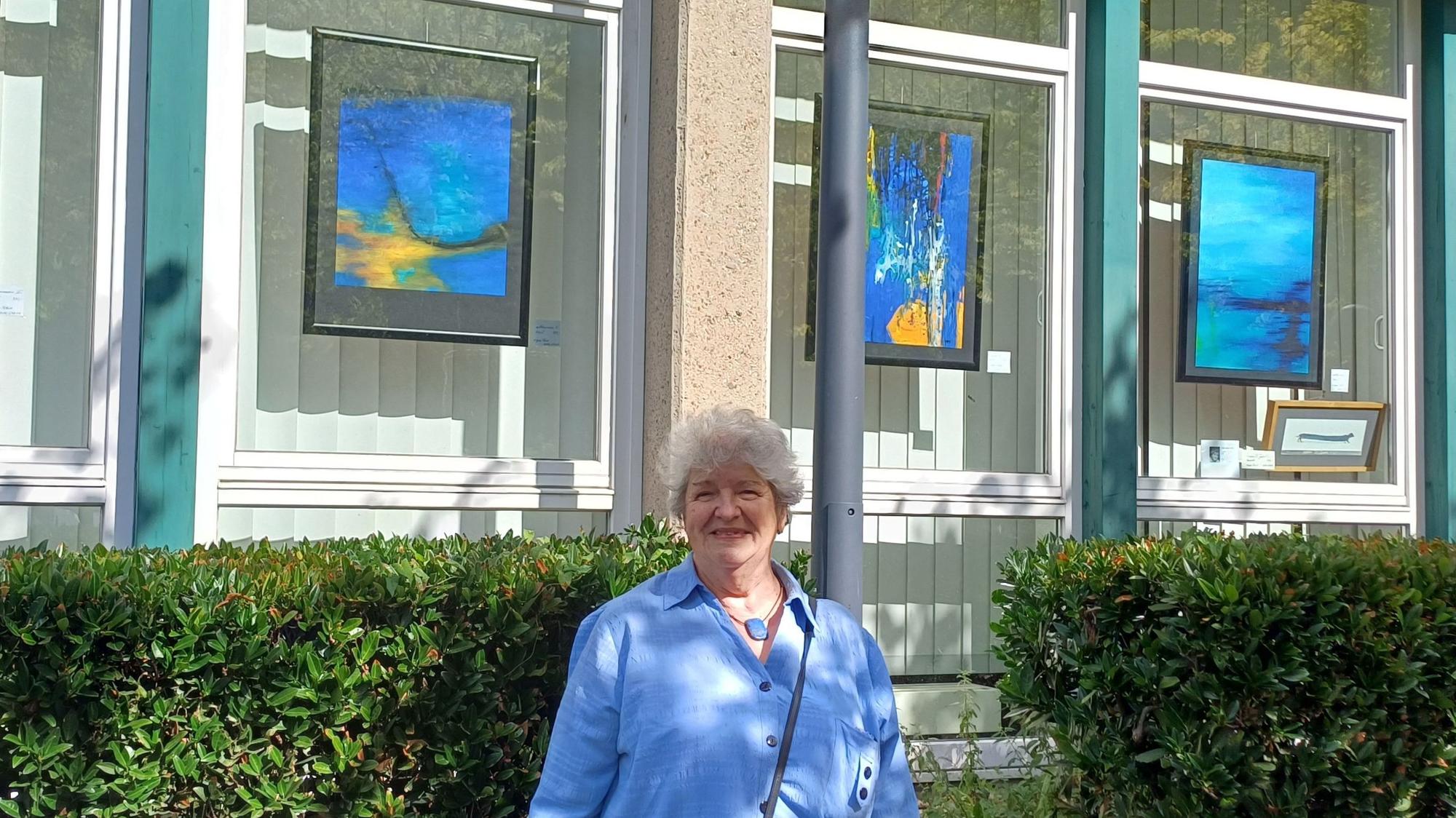 Künstlerin Doris Spee-Petrik vor ihren Kunstwerken