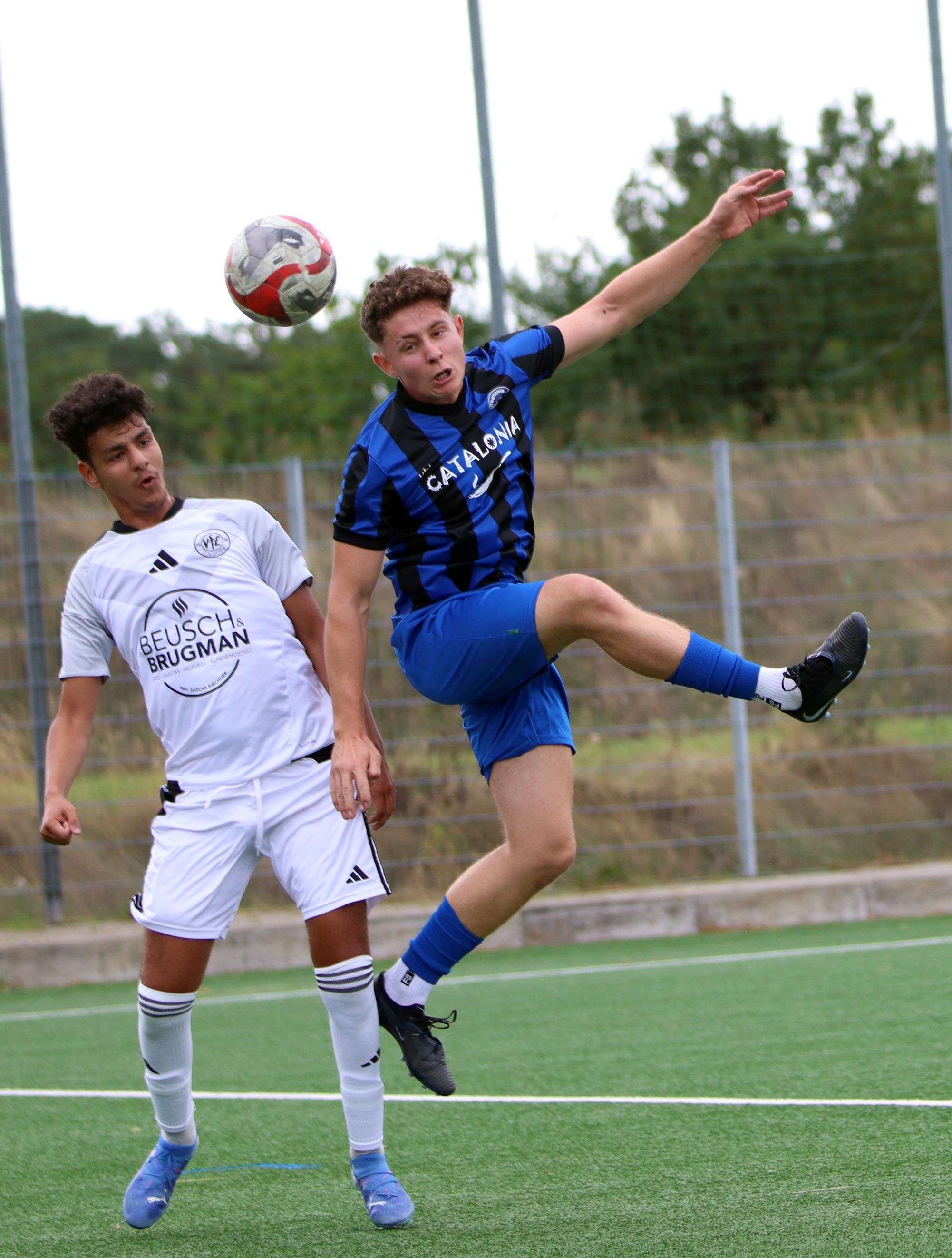 Der Bessenicher Fußballspieler Moritz Hoch trägt ein blau-schwarzes Trikot und springt zum Kopfball hoch.
