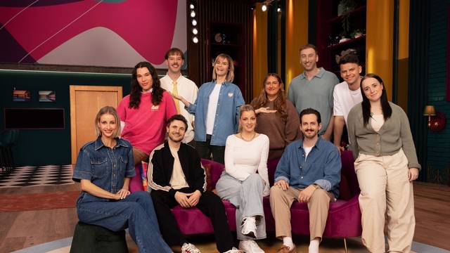 Können sie sich das Lachen verkneifen? Vorne von links: Alina Bock, Phil Laude, Laura Larsson, Marti Fischer und Maria Ziffy. Hinten: Helge Mark, Adrian Vogt alias Aditotoro, Host Hazel Brugger, Selfiesandra, Torge Oelrich aka freshtorge und Paul „Paulomuc“ Luca Fischer. (Bild: Amazon MGM Studios)