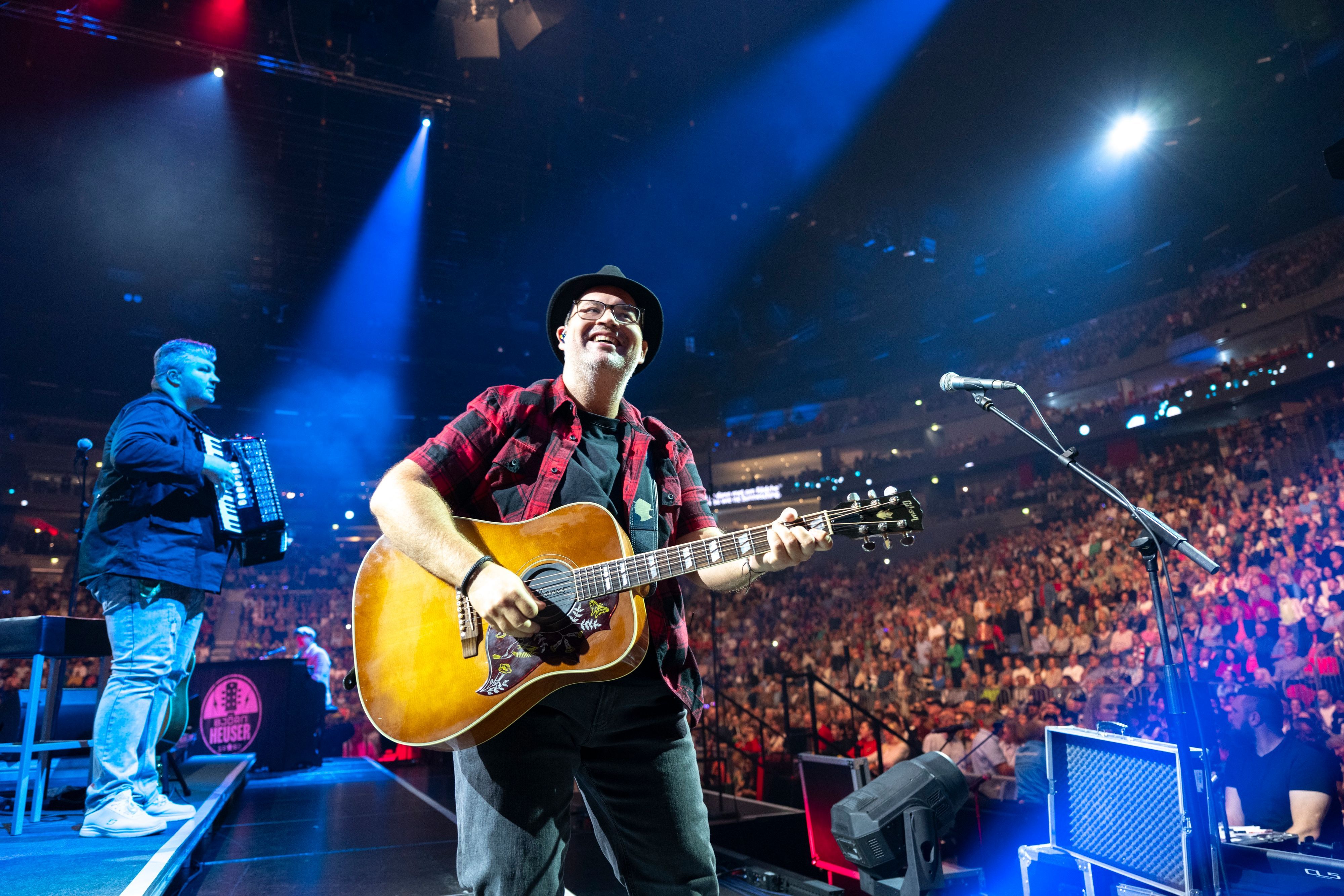 29.09.2024, Köln: Björn Heuser singt gemeinsam mit seinem Publikum. „Kölle singt“ ist das große Mitsing-Konzert von Björn Heuser in der Lanxess-Arena. Foto: Uwe Weiser