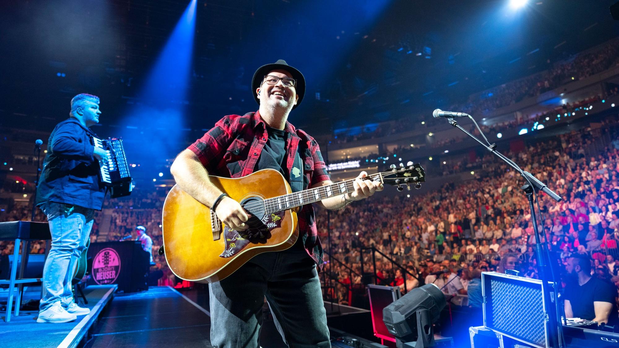 29.09.2024, Köln: Björn Heuser singt gemeinsam mit seinem Publikum. „Kölle singt“ ist das große Mitsing-Konzert von Björn Heuser in der Lanxess-Arena. Foto: Uwe Weiser