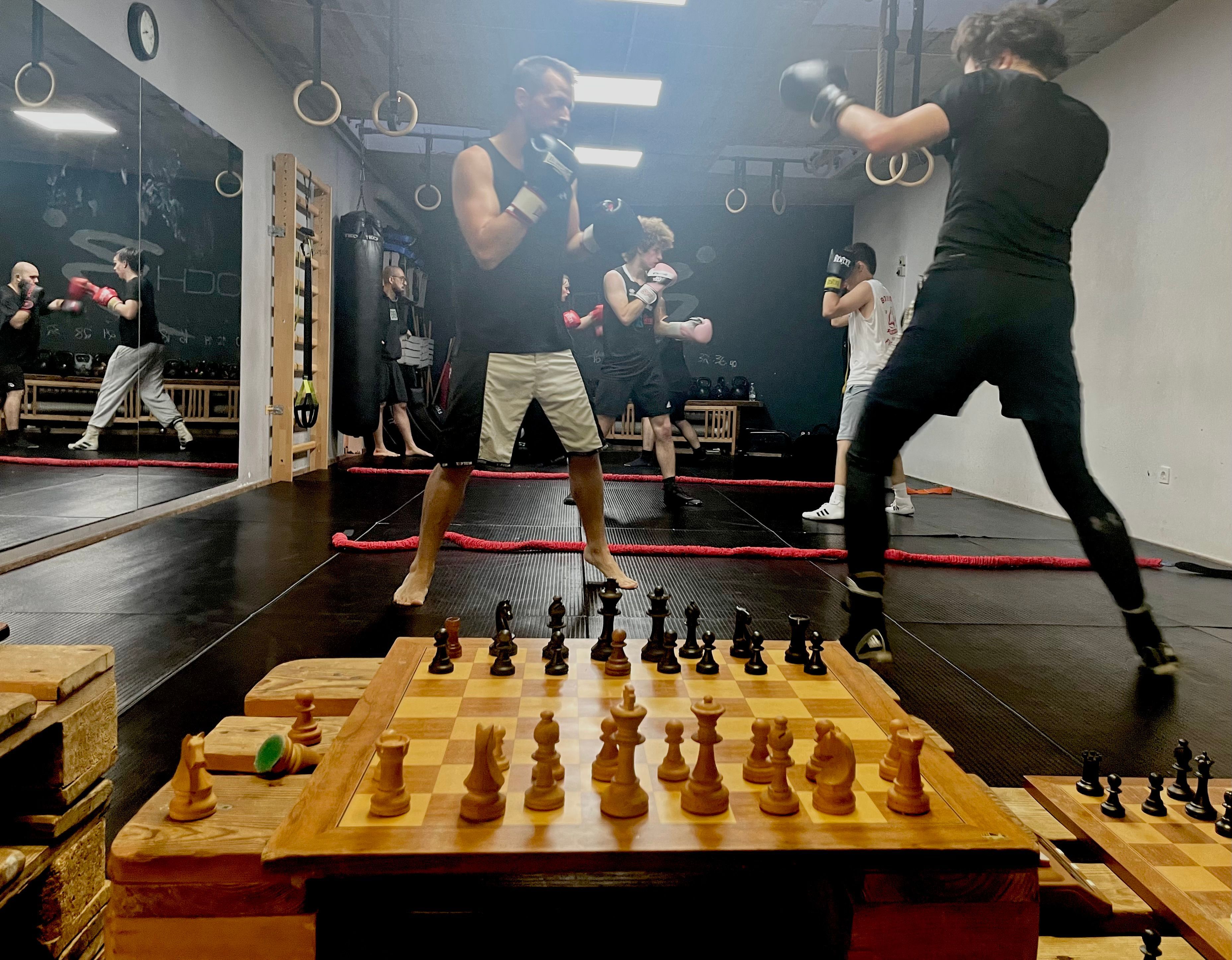Beim Training des Schachbox-Vereins „Chessboxing Cologne“ wechseln sich Boxen und Schach ab. Sechs Kämpfer boxen in Paaren gegeneinander.