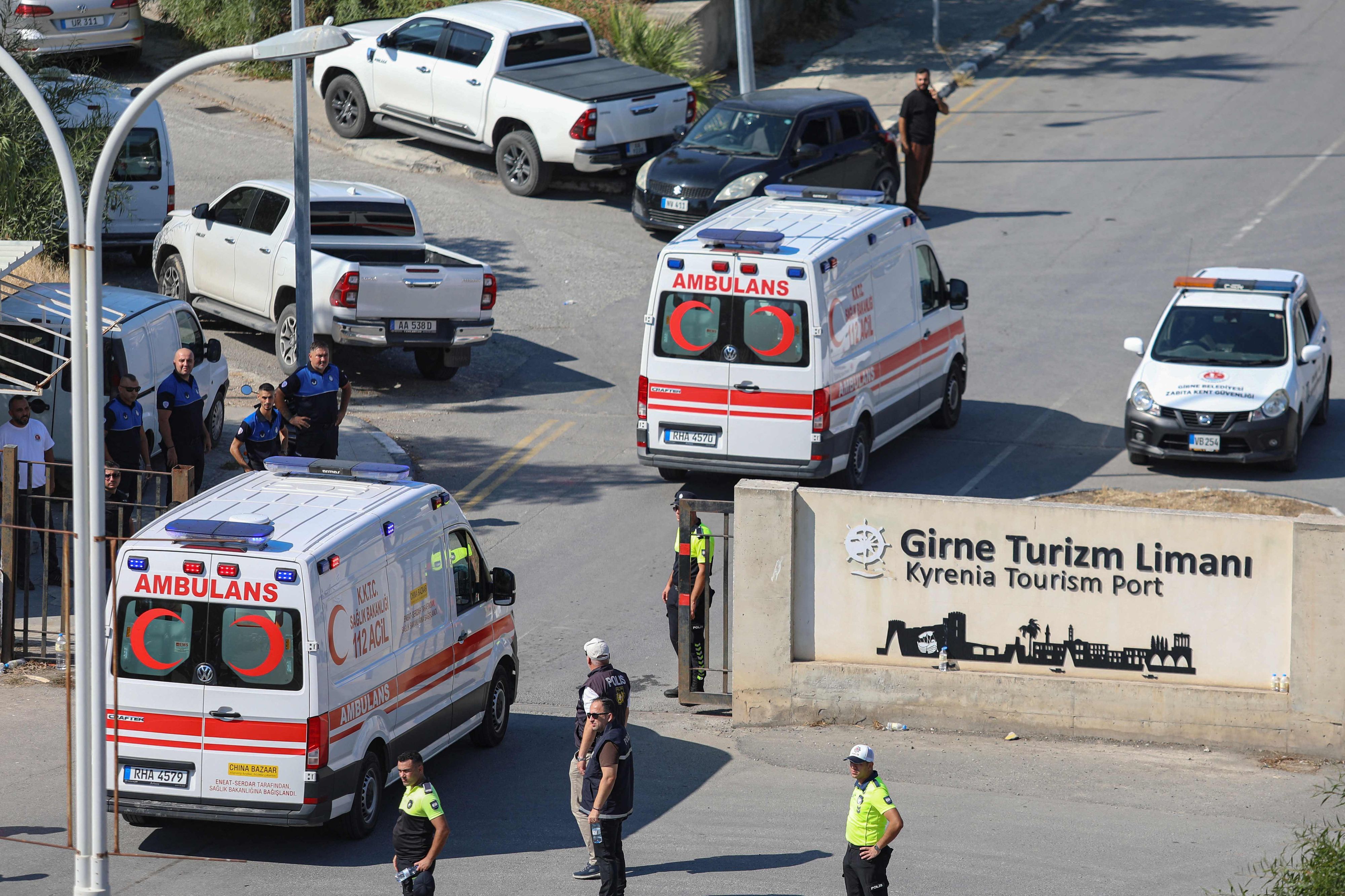 Überlebende des Fährunglücks werden am Hafen in Kyrenia von Rettungswagen in Krankenhäuser gebracht.