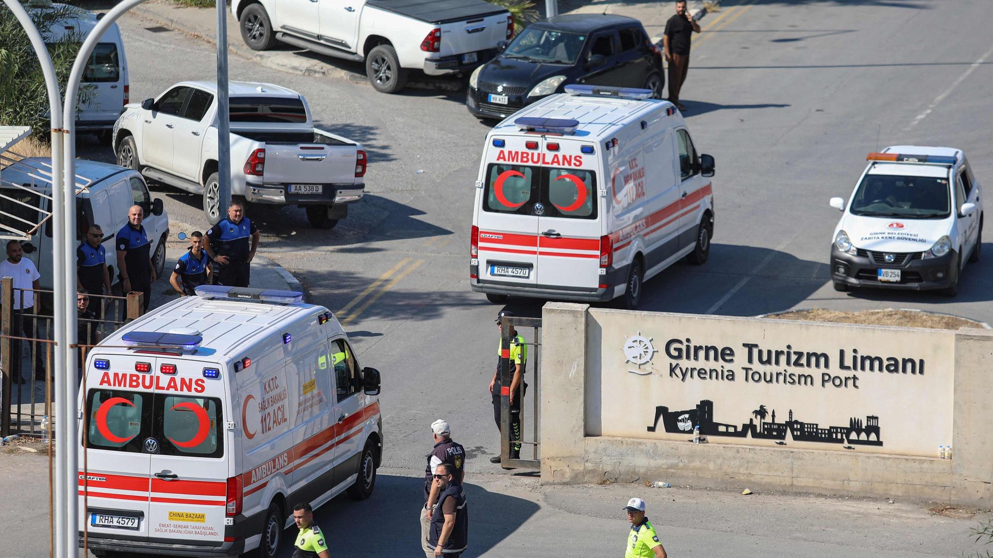 Überlebende des Fährunglücks werden am Hafen in Kyrenia von Rettungswagen in Krankenhäuser gebracht.