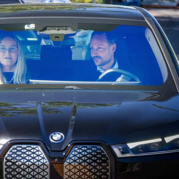 Haakon und Mette-Marit verlassen am Tag ihrer Silberhochzeit das Rikshospitalet, wo König Harald V. bis zu seinem Tode behandelt wurde.
